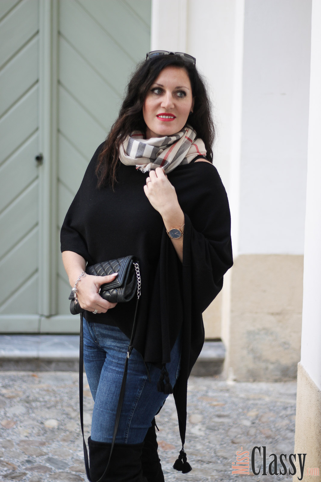 OUTFIT: Schal mit Karomuster von Burberry und schwarzer Poncho, Miss Classy, Grazer Fashion Blog, Lifestyle Blog, Bloggerin Graz, classy Fashion, schwarze Overknees, Overknee Stiefel, Humanic, Jeans, Denim, Schal, Schal von Burberry, Karomuster Burberry, Sonnenbrille von Burberry, Handtasche Clutch von Michael Kors, schwarzer Poncho, Herbstmode, roter Lippenstift von MAC, Life's Blood von MAC