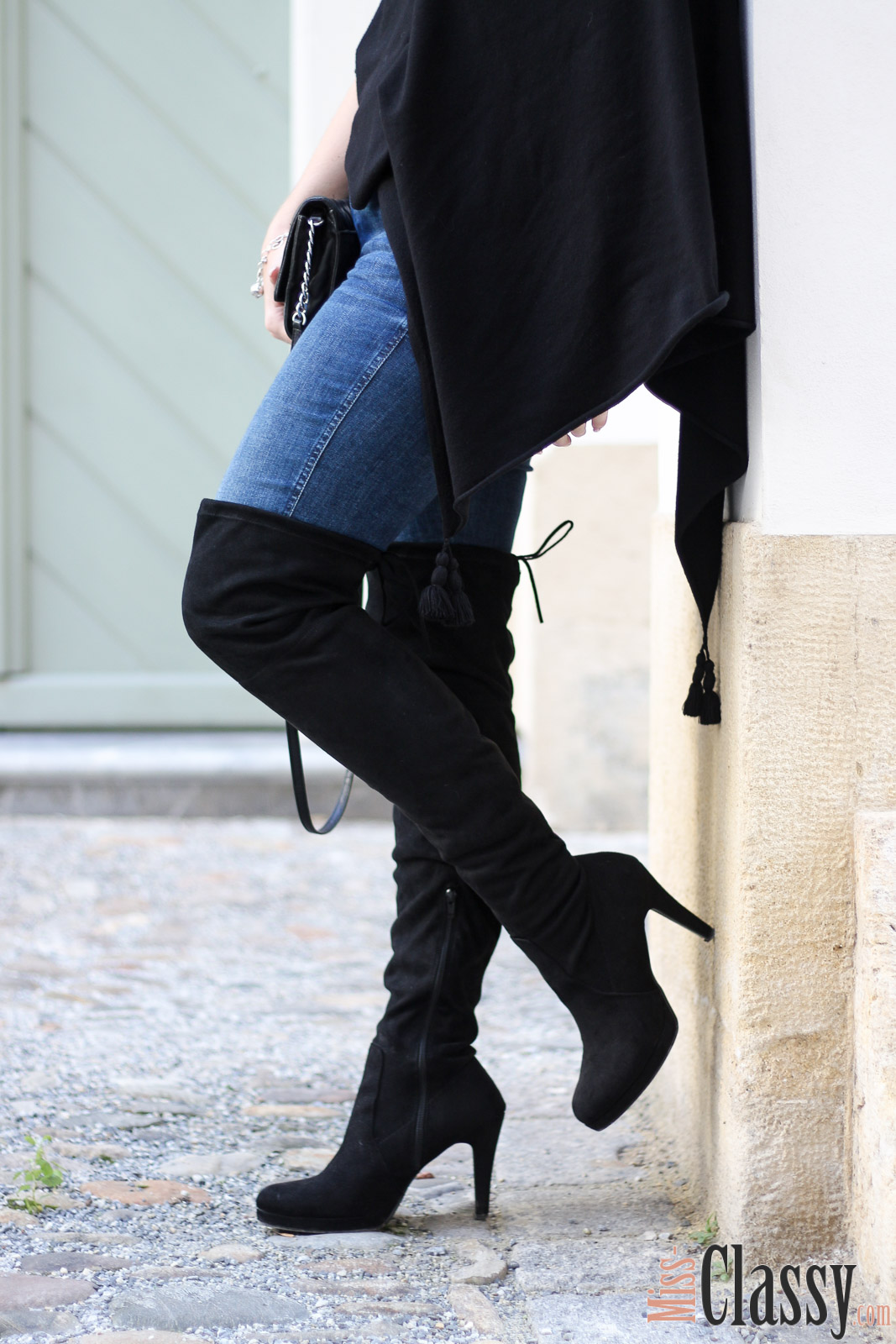 OUTFIT: Schal mit Karomuster von Burberry und schwarzer Poncho, Miss Classy, Grazer Fashion Blog, Lifestyle Blog, Bloggerin Graz, classy Fashion, schwarze Overknees, Overknee Stiefel, Humanic, Jeans, Denim, Schal, Schal von Burberry, Karomuster Burberry, Sonnenbrille von Burberry, Handtasche Clutch von Michael Kors, schwarzer Poncho, Herbstmode, roter Lippenstift von MAC, Life's Blood von MAC