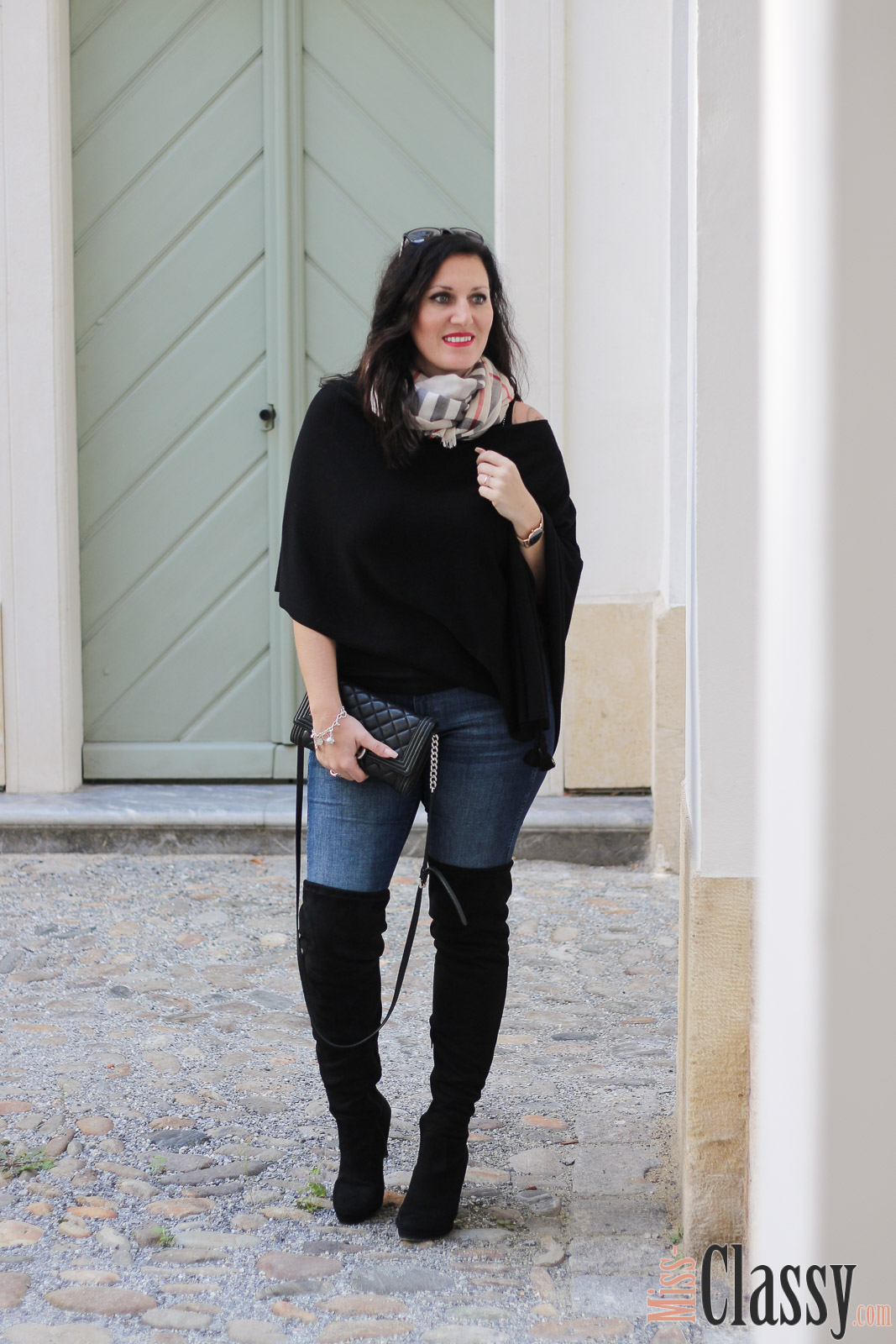 OUTFIT: Schal mit Karomuster von Burberry und schwarzer Poncho, Miss Classy, Grazer Fashion Blog, Lifestyle Blog, Bloggerin Graz, classy Fashion, schwarze Overknees, Overknee Stiefel, Humanic, Jeans, Denim, Schal, Schal von Burberry, Karomuster Burberry, Sonnenbrille von Burberry, Handtasche Clutch von Michael Kors, schwarzer Poncho, Herbstmode, roter Lippenstift von MAC, Life's Blood von MAC