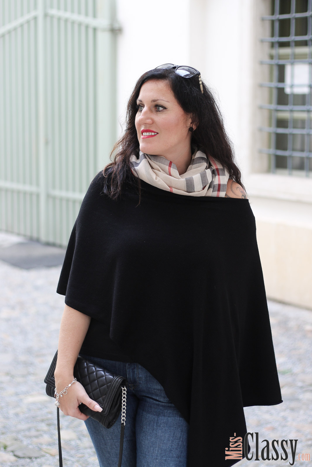 OUTFIT: Schal mit Karomuster von Burberry und schwarzer Poncho, Miss Classy, Grazer Fashion Blog, Lifestyle Blog, Bloggerin Graz, classy Fashion, schwarze Overknees, Overknee Stiefel, Humanic, Jeans, Denim, Schal, Schal von Burberry, Karomuster Burberry, Sonnenbrille von Burberry, Handtasche Clutch von Michael Kors, schwarzer Poncho, Herbstmode, roter Lippenstift von MAC, Life's Blood von MAC