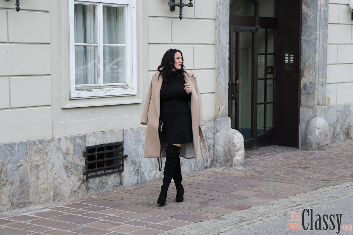 OUTFIT: Schwarze Overknees à la Miss Classy für 4Stylez4U, Miss Classy, Grazer Fashion Blog, Lifestyle Blog, Blogger Graz, classy Fashion, schwarze Overknees, Overknee Stiefel, Humanic, kurzer schwarzer Rock, Glockenrock, Minirock, H&M, Sonnenbrille von Burberry, Handtasche Clutch von Michael Kors, schwarzer Rollkragenpullover, Wollmantel, Camel Coat