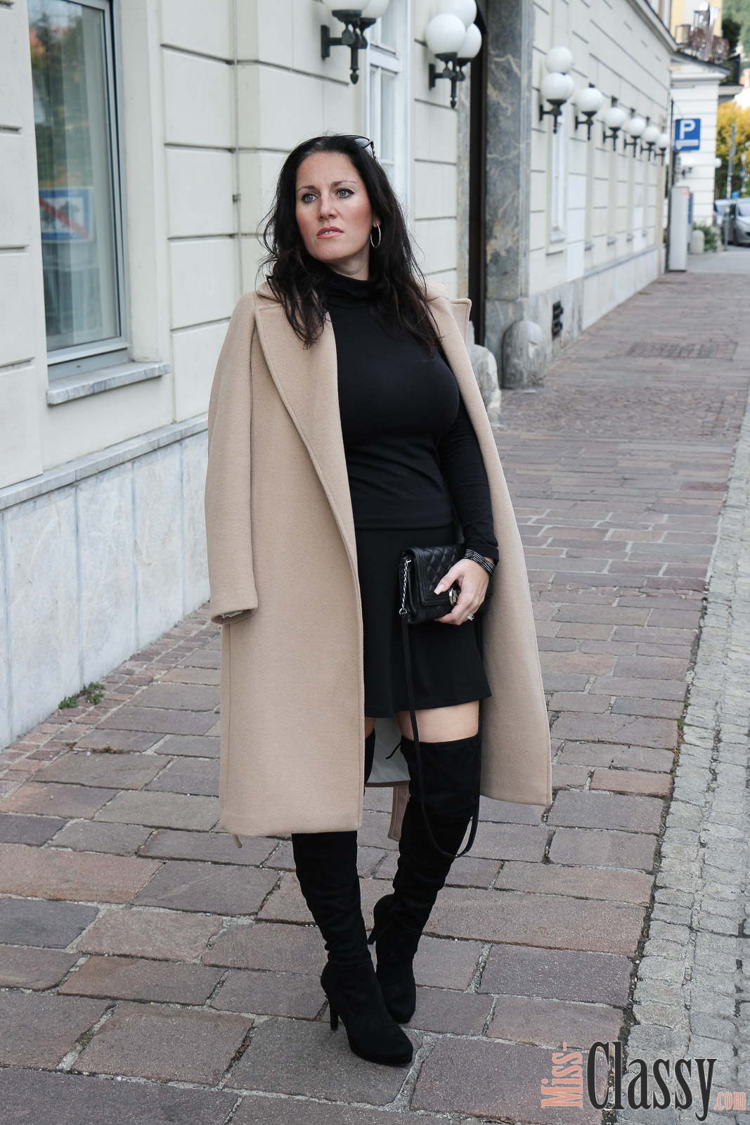 OUTFIT: Schwarze Overknees à la Miss Classy für 4Stylez4U, Miss Classy, Grazer Fashion Blog, Lifestyle Blog, Blogger Graz, classy Fashion, schwarze Overknees, Overknee Stiefel, Humanic, kurzer schwarzer Rock, Glockenrock, Minirock, H&M, Sonnenbrille von Burberry, Handtasche Clutch von Michael Kors, schwarzer Rollkragenpullover, Wollmantel, Camel Coat