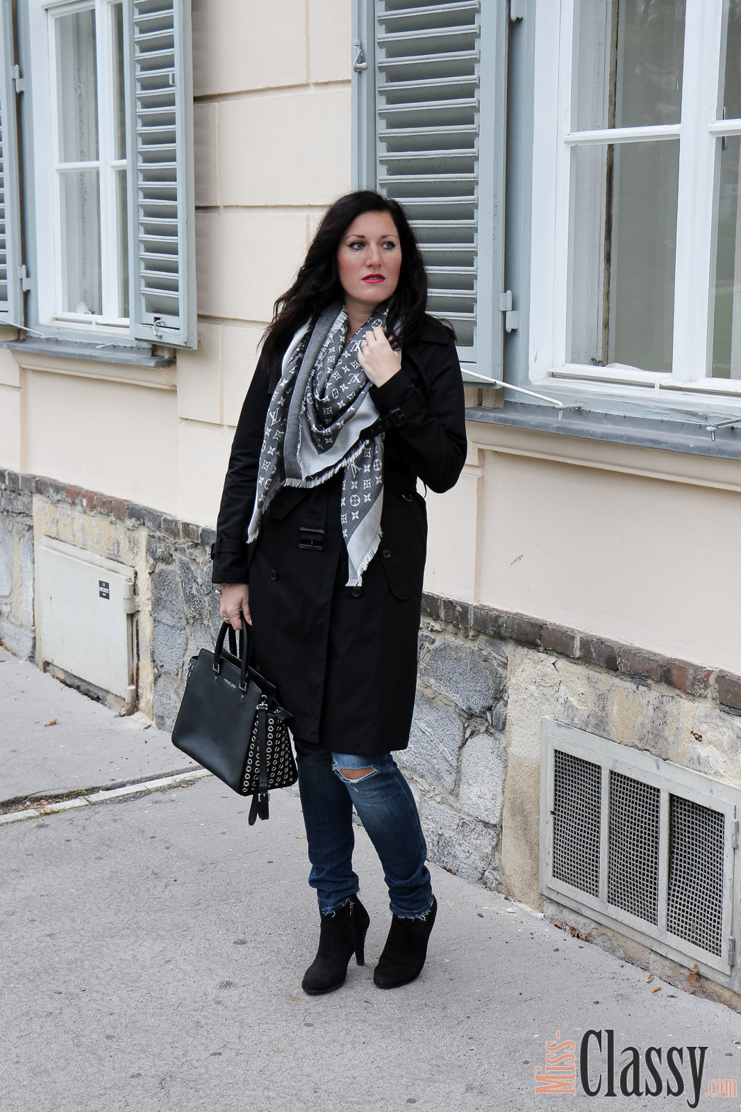 OUTFIT: Schwarzer Trenchcoat von Ralph Lauren und Monogram Denim