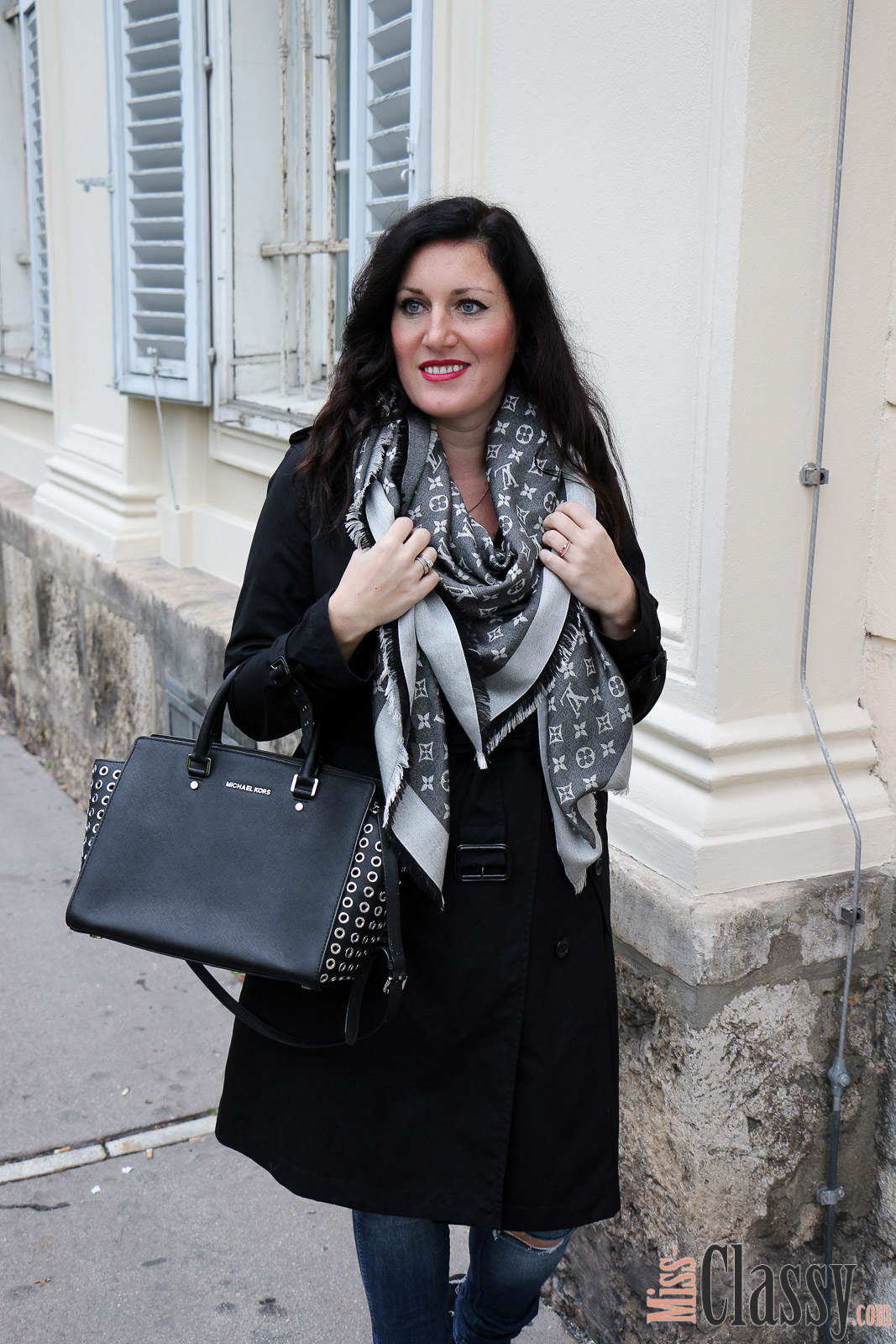 OUTFIT: Schwarzer Trenchcoat von Ralph Lauren und Monogram Denim Tuch von Louis  Vuitton - Miss Classy