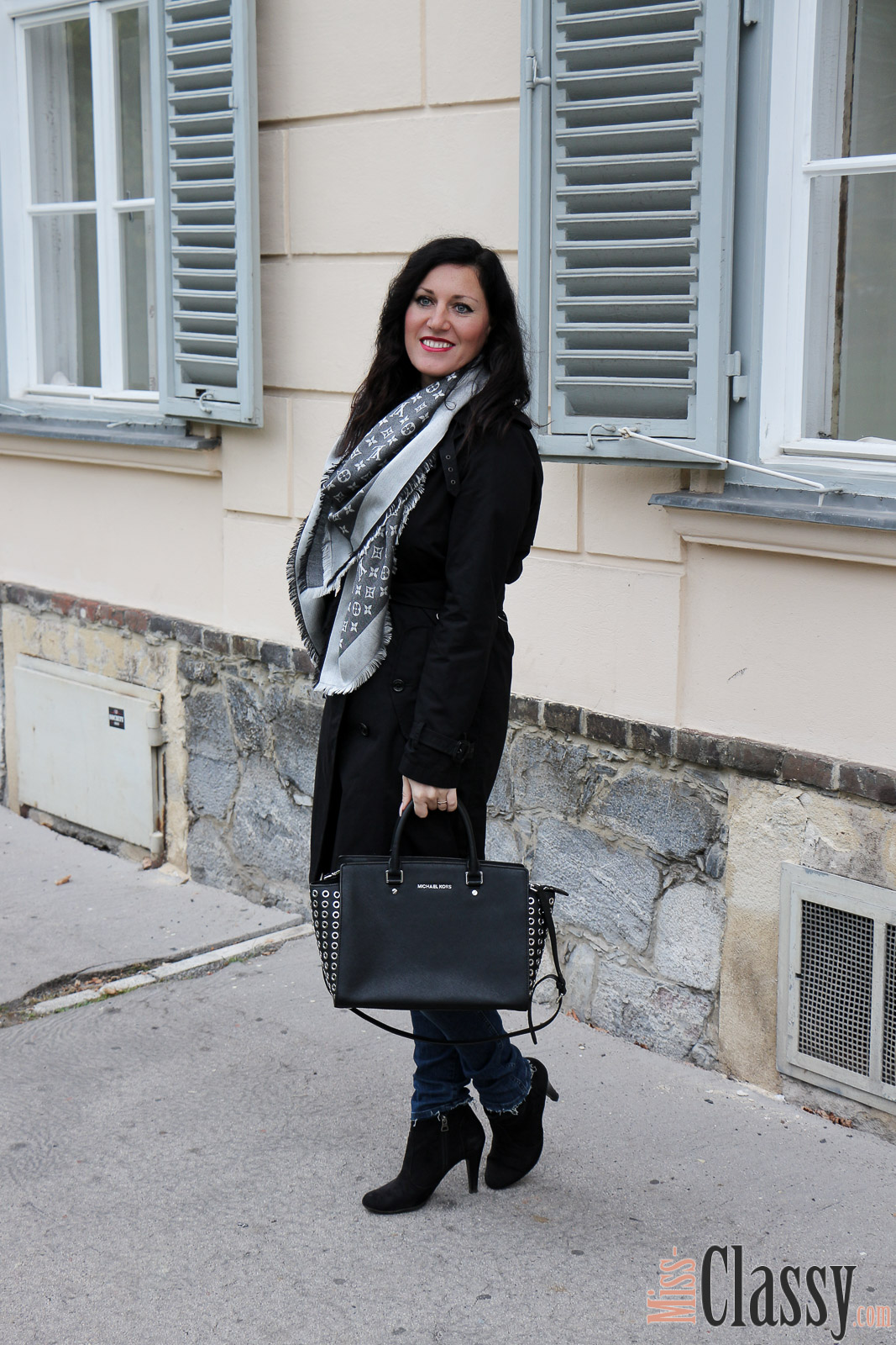 OUTFIT: Schwarzer Trenchcoat von Ralph Lauren und Monogram Denim Tuch von Louis  Vuitton - Miss Classy