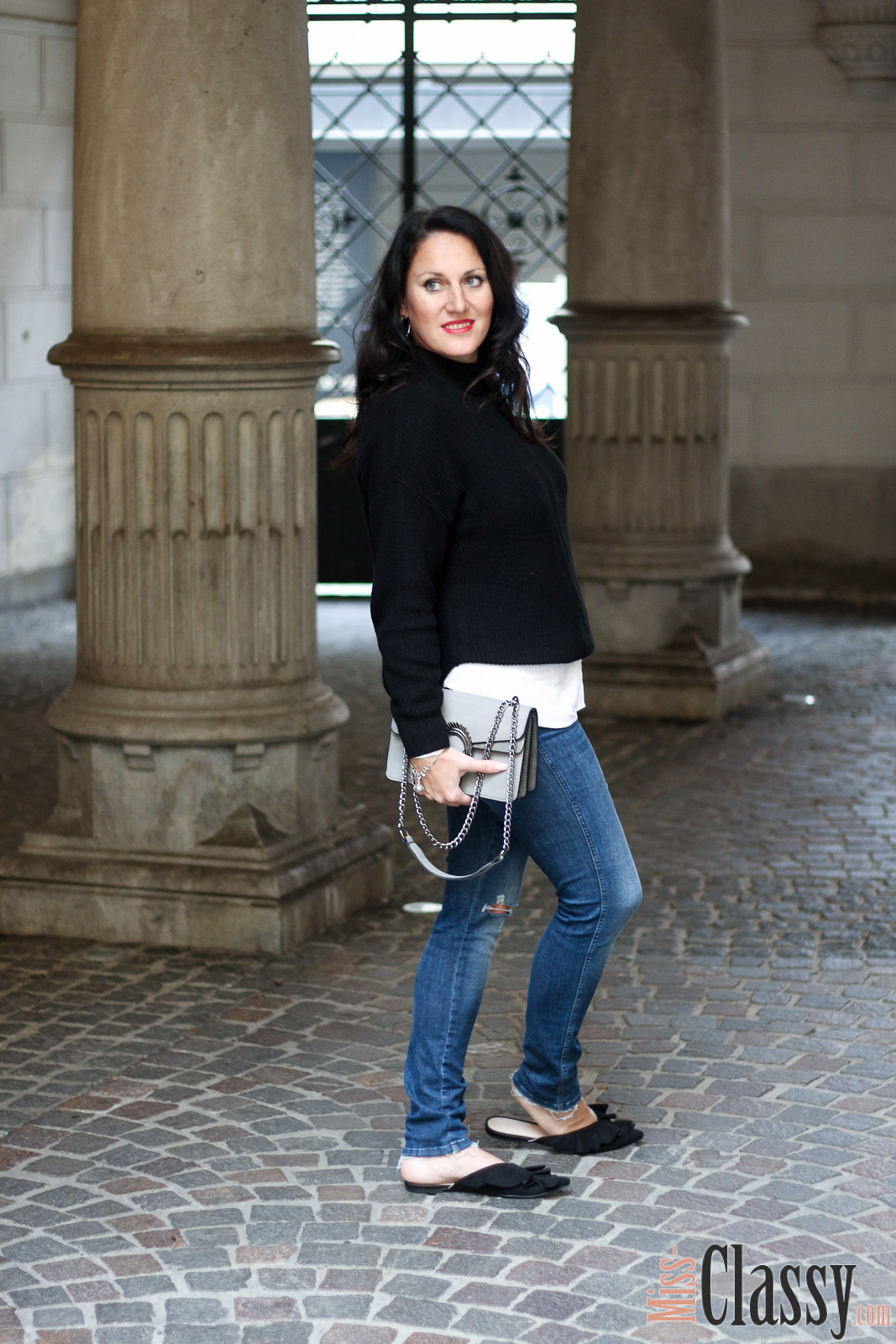 OUTFIT: Schwarzer Wollpullover, Strick trifft Denim - 7 Girls 7 Styles, Miss Classy, Grazer Fashion Blog, Lifestyle Blog, Blogger Graz, classy Fashion, Strickpullover, Jeans, H&M, Handtasche von Sassy Classy, Mules, weiße Bluse