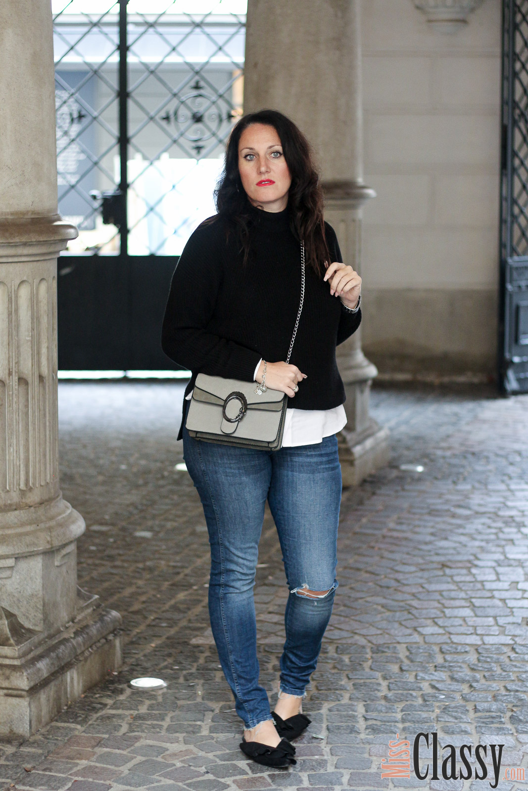 OUTFIT: Schwarzer Wollpullover, Strick trifft Denim - 7 Girls 7 Styles, Miss Classy, Grazer Fashion Blog, Lifestyle Blog, Blogger Graz, classy Fashion, Strickpullover, Jeans, H&M, Handtasche von Sassy Classy, Mules, weiße Bluse