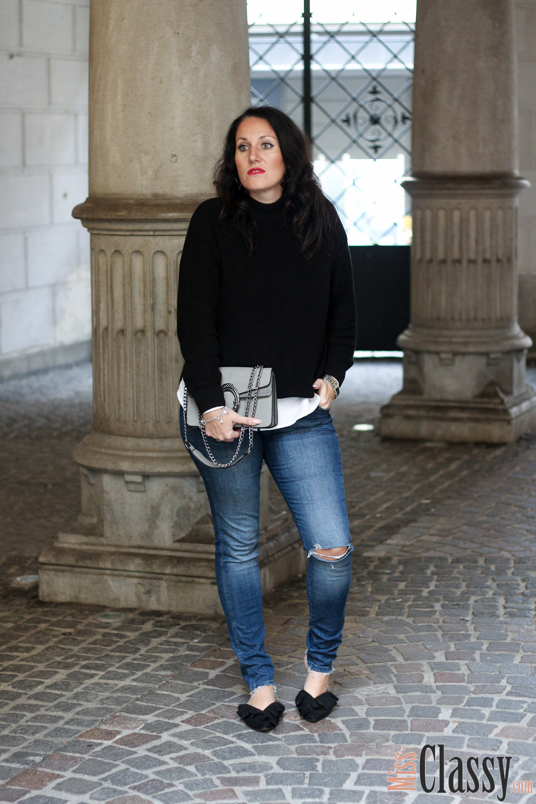 OUTFIT: Schwarzer Wollpullover, Strick trifft Denim - 7 Girls 7 Styles, Miss Classy, Grazer Fashion Blog, Lifestyle Blog, Blogger Graz, classy Fashion, Strickpullover, Jeans, H&M, Handtasche von Sassy Classy, Mules, weiße Bluse