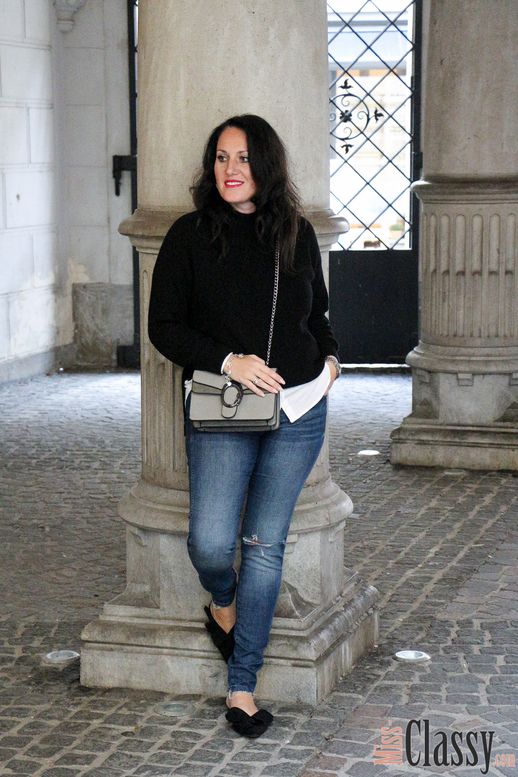 OUTFIT: Schwarzer Wollpullover, Strick trifft Denim - 7 Girls 7 Styles, Miss Classy, Grazer Fashion Blog, Lifestyle Blog, Blogger Graz, classy Fashion, Strickpullover, Jeans, H&M, Handtasche von Sassy Classy, Mules, weiße Bluse