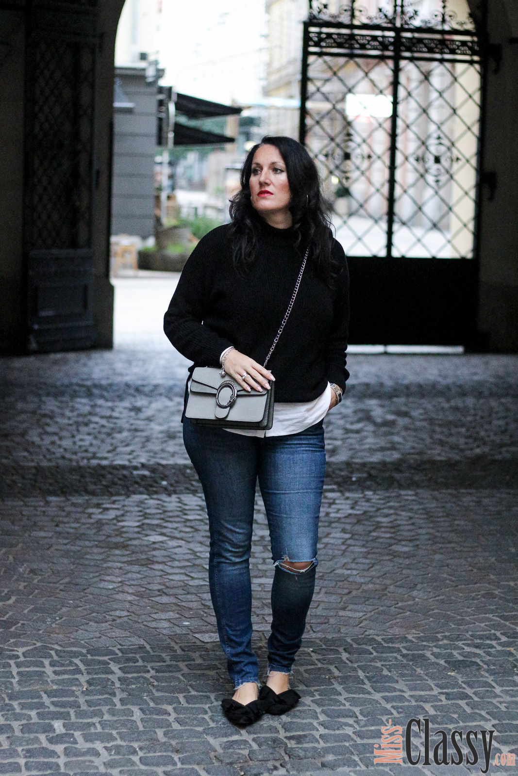 OUTFIT: Schwarzer Wollpullover, Strick trifft Denim - 7 Girls 7 Styles, Miss Classy, Grazer Fashion Blog, Lifestyle Blog, Blogger Graz, classy Fashion, Strickpullover, Jeans, H&M, Handtasche von Sassy Classy, Mules, weiße Bluse