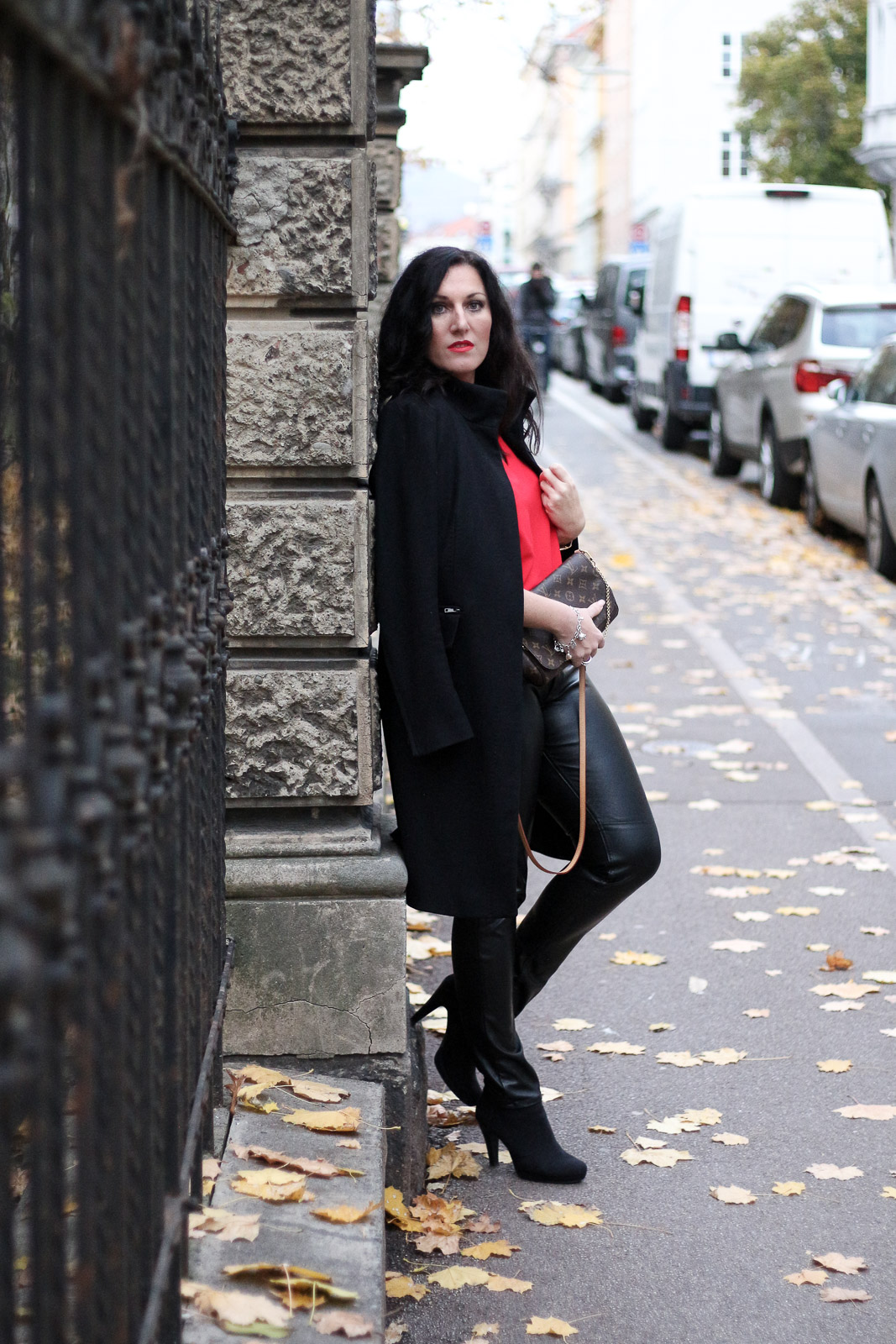 OUTFIT Lederhose mit roter Bluse und schwarzem Wollmantel - so kombiniere ich die Trendfarbe Rot im Herbst, Miss Classy, Grazer Fashion Blog, Lifestyle Blog, Bloggerin Graz, classy Fashion, schwarzer Wollmantel von Esprit, Lederhose, Favorite MM Clutch von Louis Vuitton, rote Bluse von H&M, Herbstmode, Trendfarbe rot, Stiefeletten, Lippenstift Lady Danger von MAC Cosmetics