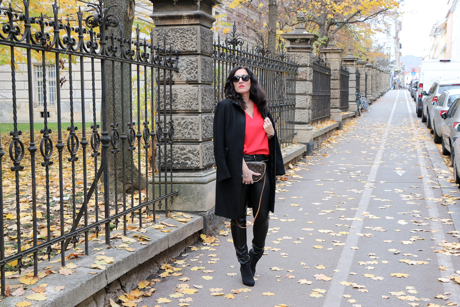 OUTFIT Lederhose mit roter Bluse und schwarzem Wollmantel - so kombiniere ich die Trendfarbe Rot im Herbst, Miss Classy, Grazer Fashion Blog, Lifestyle Blog, Bloggerin Graz, classy Fashion, schwarzer Wollmantel von Esprit, Lederhose, Favorite MM Clutch von Louis Vuitton, rote Bluse von H&M, Herbstmode, Trendfarbe rot, Stiefeletten, Lippenstift Lady Danger von MAC Cosmetics