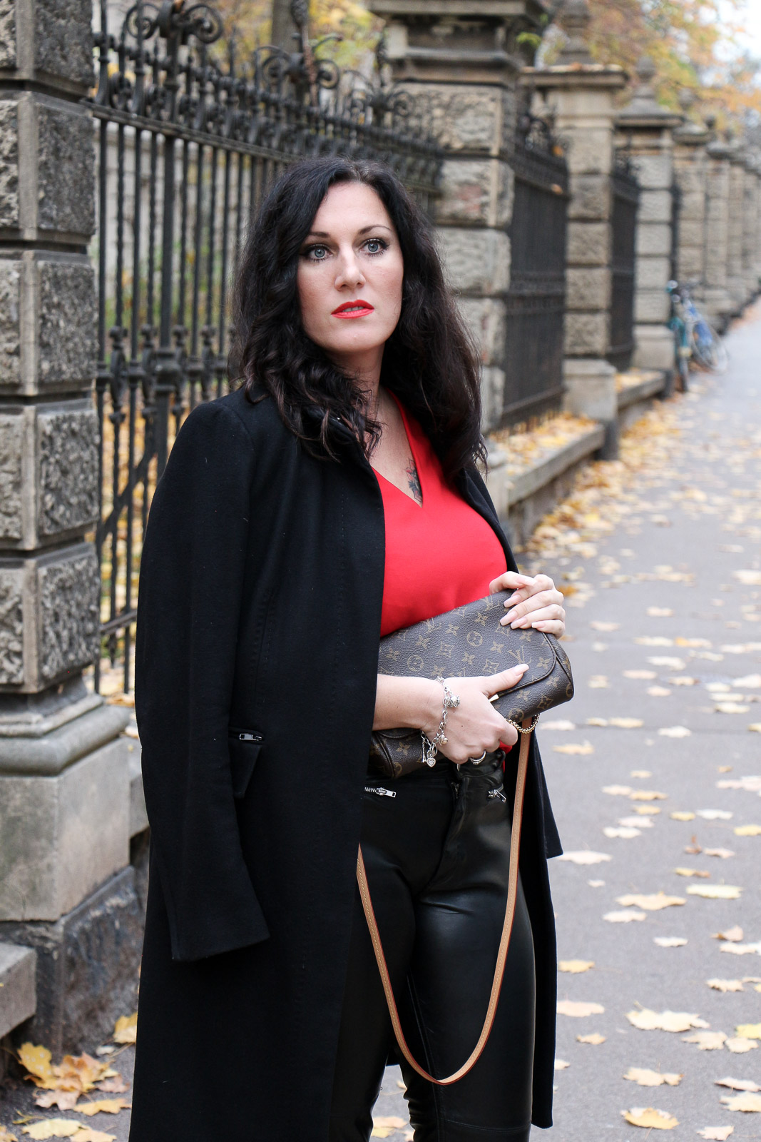 OUTFIT Lederhose mit roter Bluse und schwarzem Wollmantel - so kombiniere ich die Trendfarbe Rot im Herbst, Miss Classy, Grazer Fashion Blog, Lifestyle Blog, Bloggerin Graz, classy Fashion, schwarzer Wollmantel von Esprit, Lederhose, Favorite MM Clutch von Louis Vuitton, rote Bluse von H&M, Herbstmode, Trendfarbe rot, Stiefeletten, Lippenstift Lady Danger von MAC Cosmetics