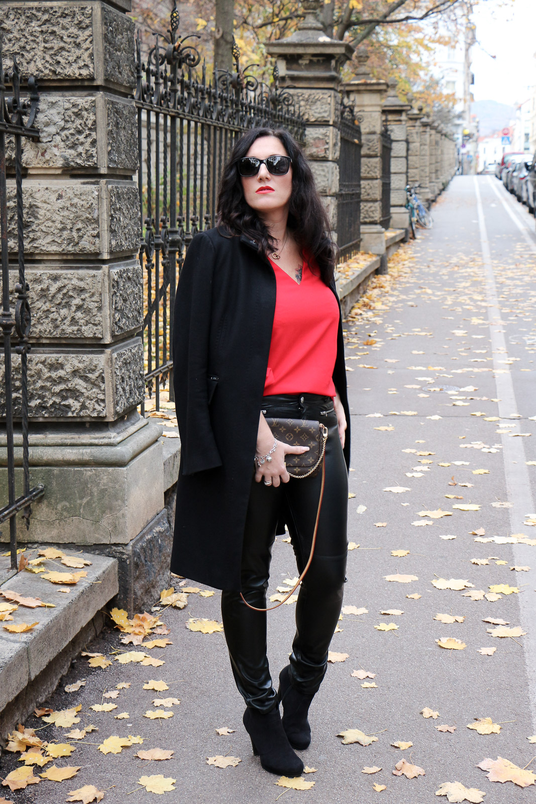 OUTFIT Lederhose mit roter Bluse und schwarzem Wollmantel - so kombiniere ich die Trendfarbe Rot im Herbst, Miss Classy, Grazer Fashion Blog, Lifestyle Blog, Bloggerin Graz, classy Fashion, schwarzer Wollmantel von Esprit, Lederhose, Favorite MM Clutch von Louis Vuitton, rote Bluse von H&M, Herbstmode, Trendfarbe rot, Stiefeletten, Lippenstift Lady Danger von MAC Cosmetics