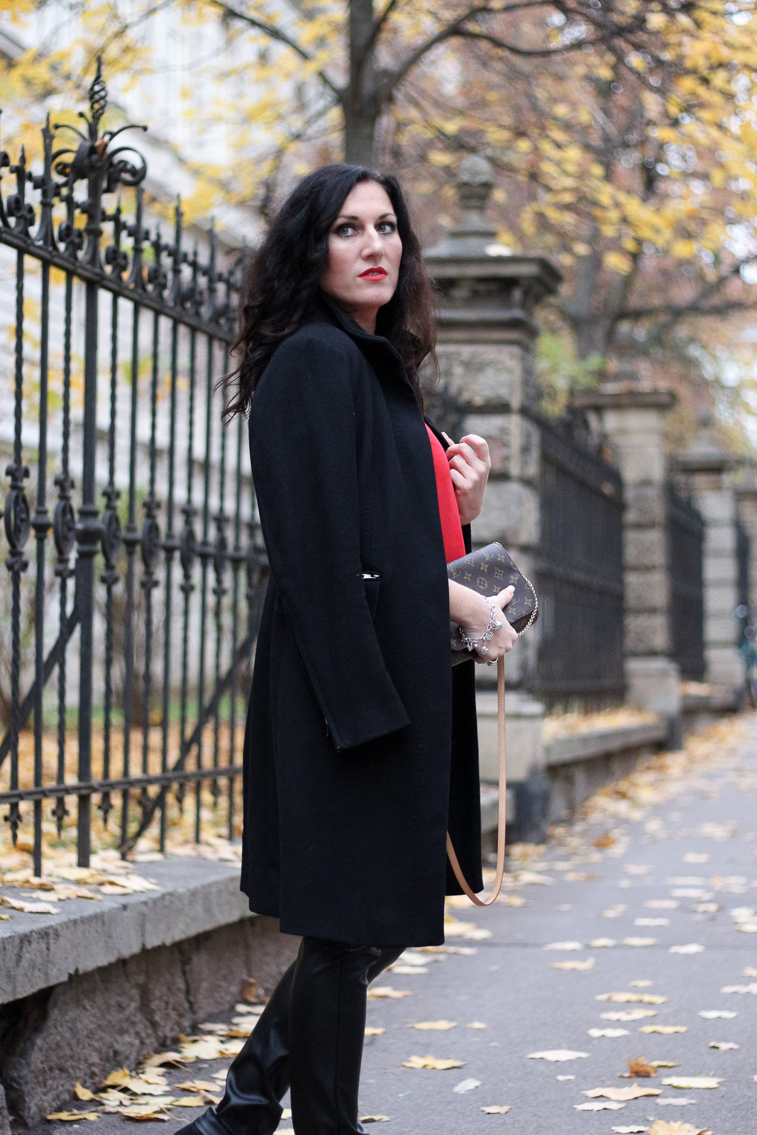 OUTFIT Lederhose mit roter Bluse und schwarzem Wollmantel - so kombiniere ich die Trendfarbe Rot im Herbst, Miss Classy, Grazer Fashion Blog, Lifestyle Blog, Bloggerin Graz, classy Fashion, schwarzer Wollmantel von Esprit, Lederhose, Favorite MM Clutch von Louis Vuitton, rote Bluse von H&M, Herbstmode, Trendfarbe rot, Stiefeletten, Lippenstift Lady Danger von MAC Cosmetics