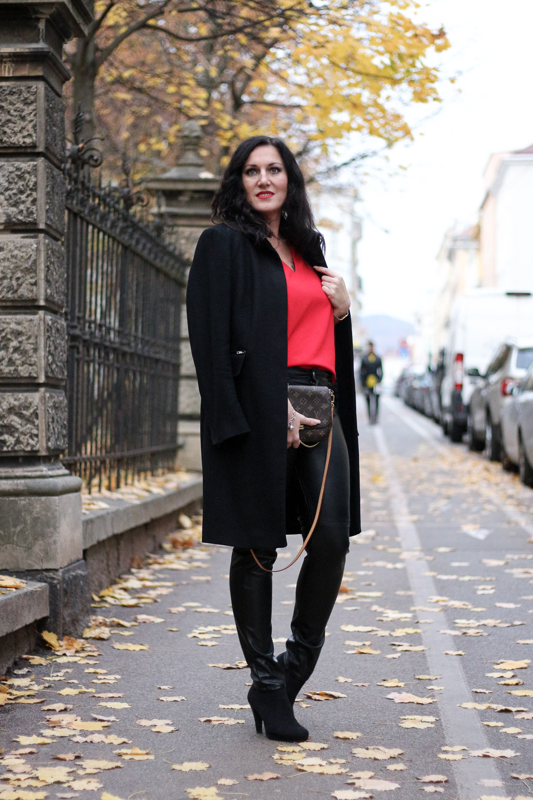 OUTFIT Lederhose mit roter Bluse und schwarzem Wollmantel - so kombiniere ich die Trendfarbe Rot im Herbst, Miss Classy, Grazer Fashion Blog, Lifestyle Blog, Bloggerin Graz, classy Fashion, schwarzer Wollmantel von Esprit, Lederhose, Favorite MM Clutch von Louis Vuitton, rote Bluse von H&M, Herbstmode, Trendfarbe rot, Stiefeletten, Lippenstift Lady Danger von MAC Cosmetics