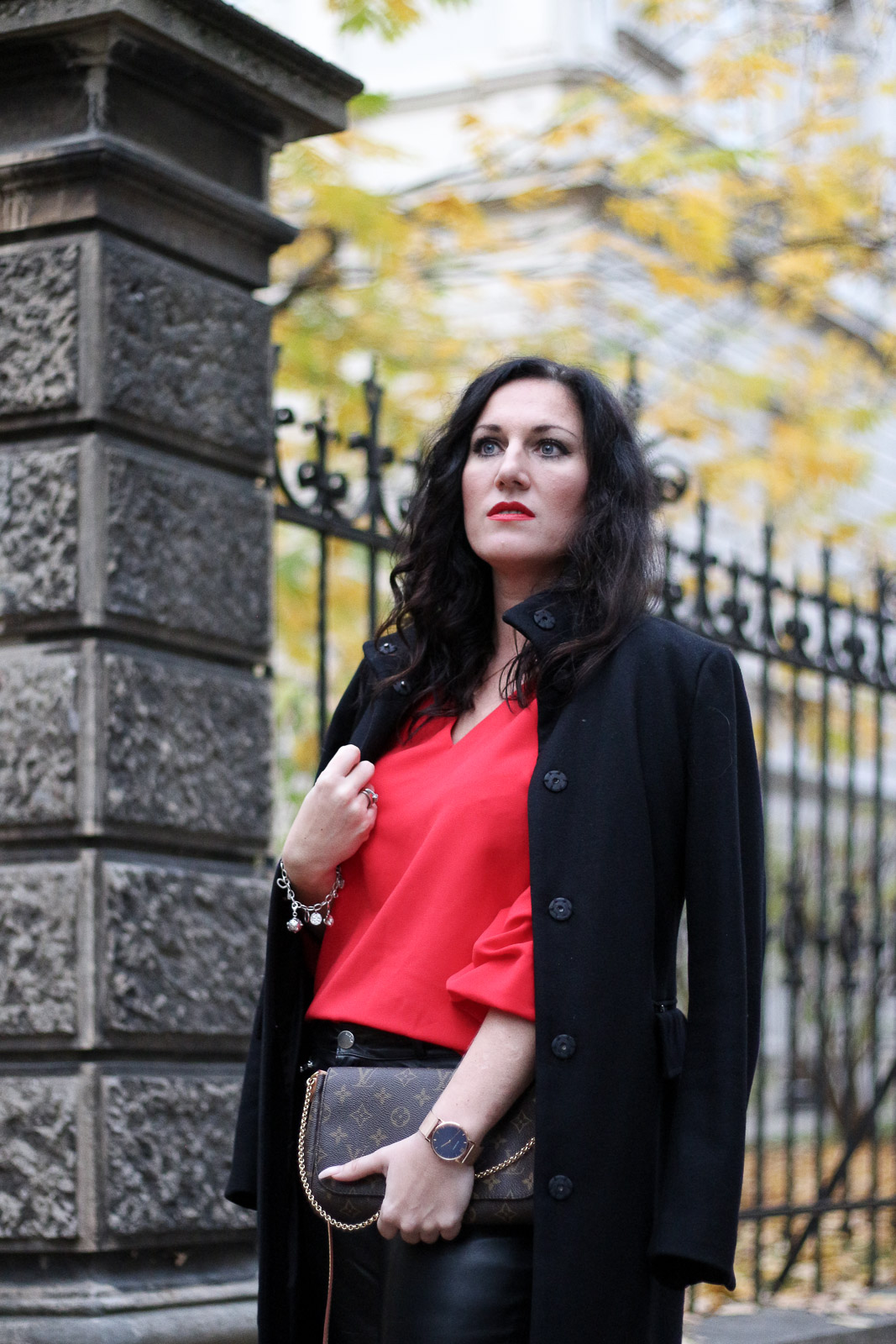 OUTFIT Lederhose mit roter Bluse und schwarzem Wollmantel - so kombiniere ich die Trendfarbe Rot im Herbst, Miss Classy, Grazer Fashion Blog, Lifestyle Blog, Bloggerin Graz, classy Fashion, schwarzer Wollmantel von Esprit, Lederhose, Favorite MM Clutch von Louis Vuitton, rote Bluse von H&M, Herbstmode, Trendfarbe rot, Stiefeletten, Lippenstift Lady Danger von MAC Cosmetics