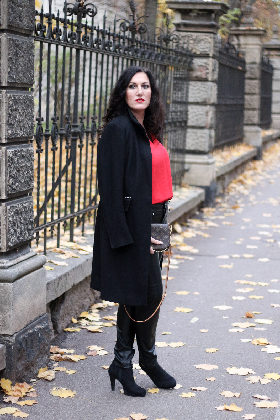 OUTFIT Lederhose mit roter Bluse und schwarzem Wollmantel - so kombiniere ich die Trendfarbe Rot im Herbst, Miss Classy, Grazer Fashion Blog, Lifestyle Blog, Bloggerin Graz, classy Fashion, schwarzer Wollmantel von Esprit, Lederhose, Favorite MM Clutch von Louis Vuitton, rote Bluse von H&M, Herbstmode, Trendfarbe rot, Stiefeletten, Lippenstift Lady Danger von MAC Cosmetics