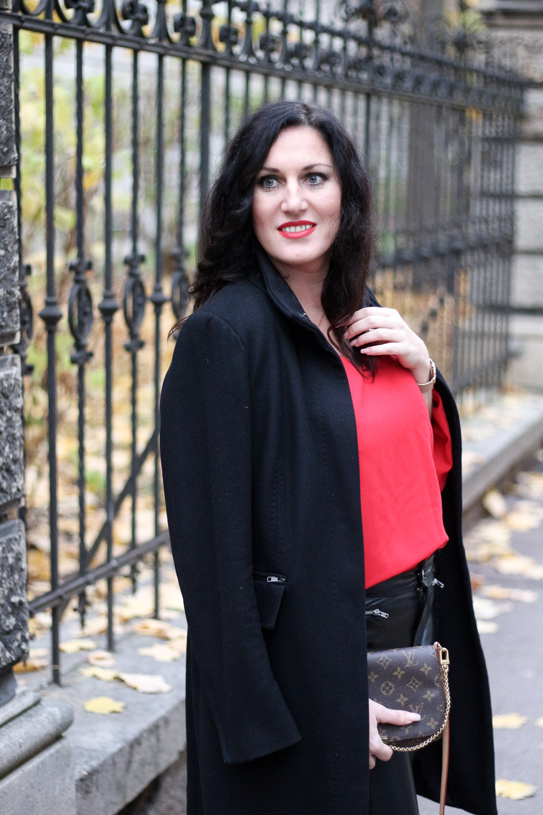 OUTFIT Lederhose mit roter Bluse und schwarzem Wollmantel - so kombiniere ich die Trendfarbe Rot im Herbst, Miss Classy, Grazer Fashion Blog, Lifestyle Blog, Bloggerin Graz, classy Fashion, schwarzer Wollmantel von Esprit, Lederhose, Favorite MM Clutch von Louis Vuitton, rote Bluse von H&M, Herbstmode, Trendfarbe rot, Stiefeletten, Lippenstift Lady Danger von MAC Cosmetics