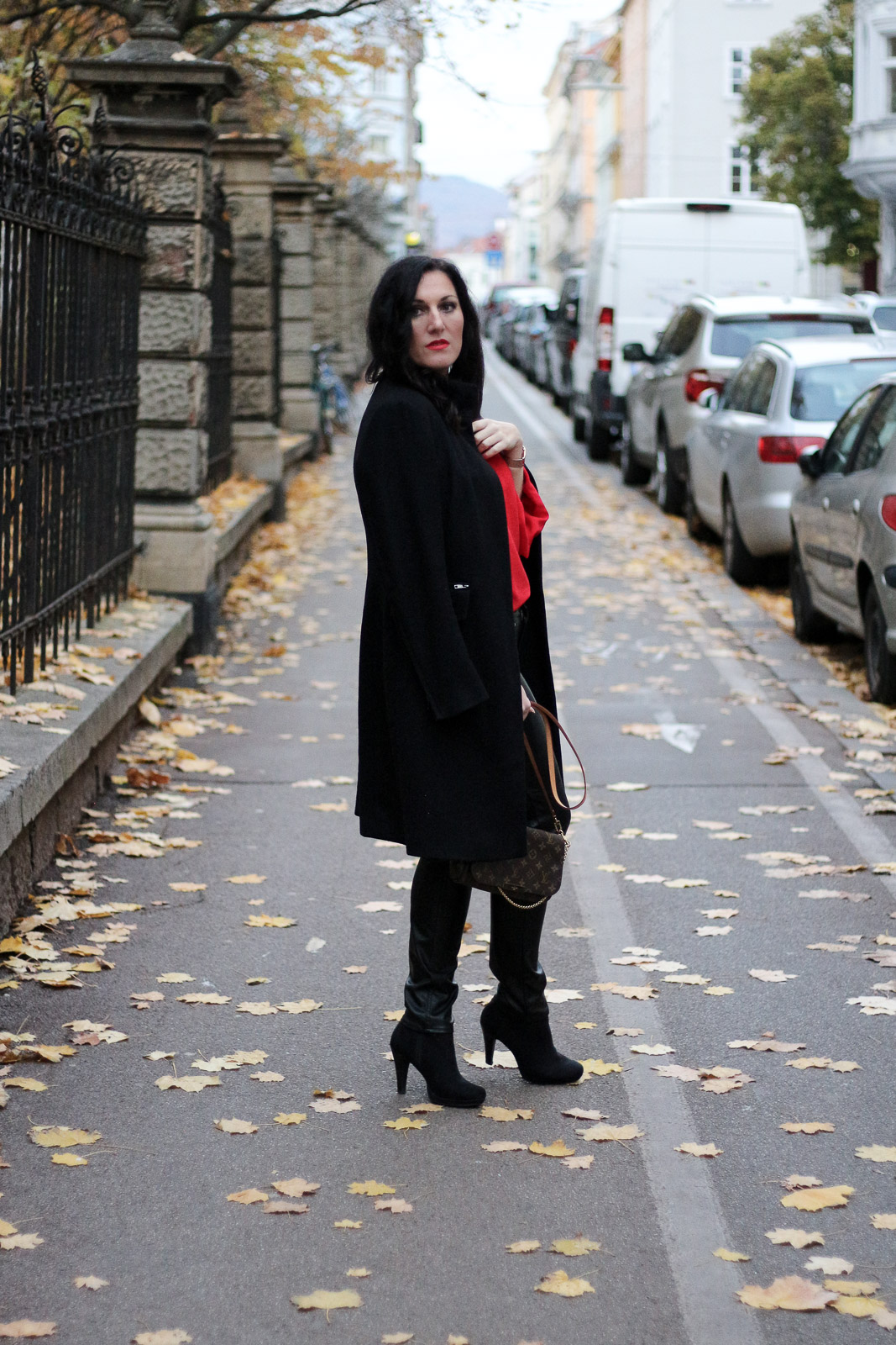 OUTFIT Lederhose mit roter Bluse und schwarzem Wollmantel - so kombiniere ich die Trendfarbe Rot im Herbst, Miss Classy, Grazer Fashion Blog, Lifestyle Blog, Bloggerin Graz, classy Fashion, schwarzer Wollmantel von Esprit, Lederhose, Favorite MM Clutch von Louis Vuitton, rote Bluse von H&M, Herbstmode, Trendfarbe rot, Stiefeletten, Lippenstift Lady Danger von MAC Cosmetics