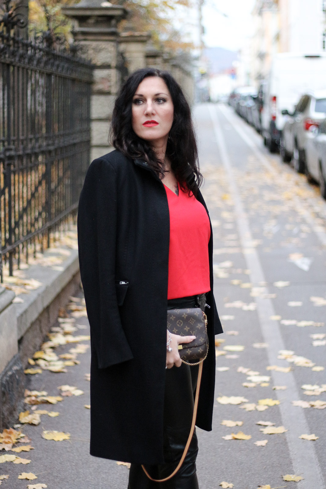 OUTFIT Lederhose mit roter Bluse und schwarzem Wollmantel - so kombiniere ich die Trendfarbe Rot im Herbst, Miss Classy, Grazer Fashion Blog, Lifestyle Blog, Bloggerin Graz, classy Fashion, schwarzer Wollmantel von Esprit, Lederhose, Favorite MM Clutch von Louis Vuitton, rote Bluse von H&M, Herbstmode, Trendfarbe rot, Stiefeletten, Lippenstift Lady Danger von MAC Cosmetics