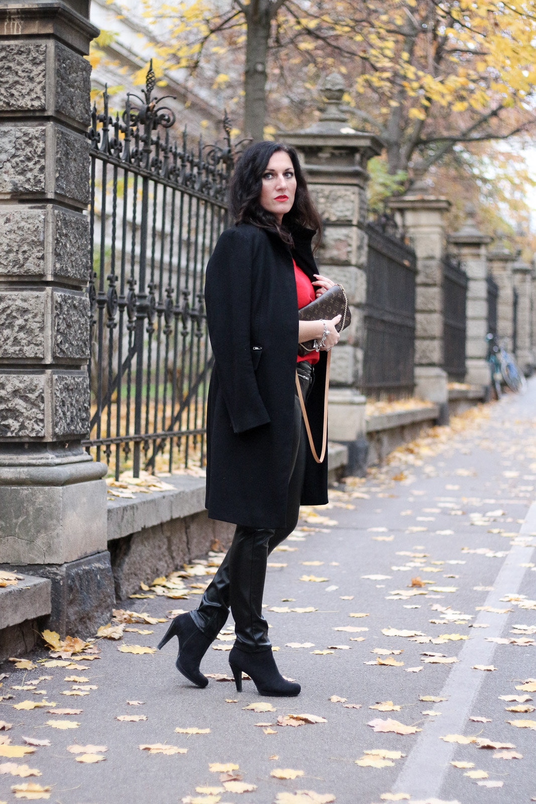 OUTFIT Lederhose mit roter Bluse und schwarzem Wollmantel - so kombiniere ich die Trendfarbe Rot im Herbst, Miss Classy, Grazer Fashion Blog, Lifestyle Blog, Bloggerin Graz, classy Fashion, schwarzer Wollmantel von Esprit, Lederhose, Favorite MM Clutch von Louis Vuitton, rote Bluse von H&M, Herbstmode, Trendfarbe rot, Stiefeletten, Lippenstift Lady Danger von MAC Cosmetics