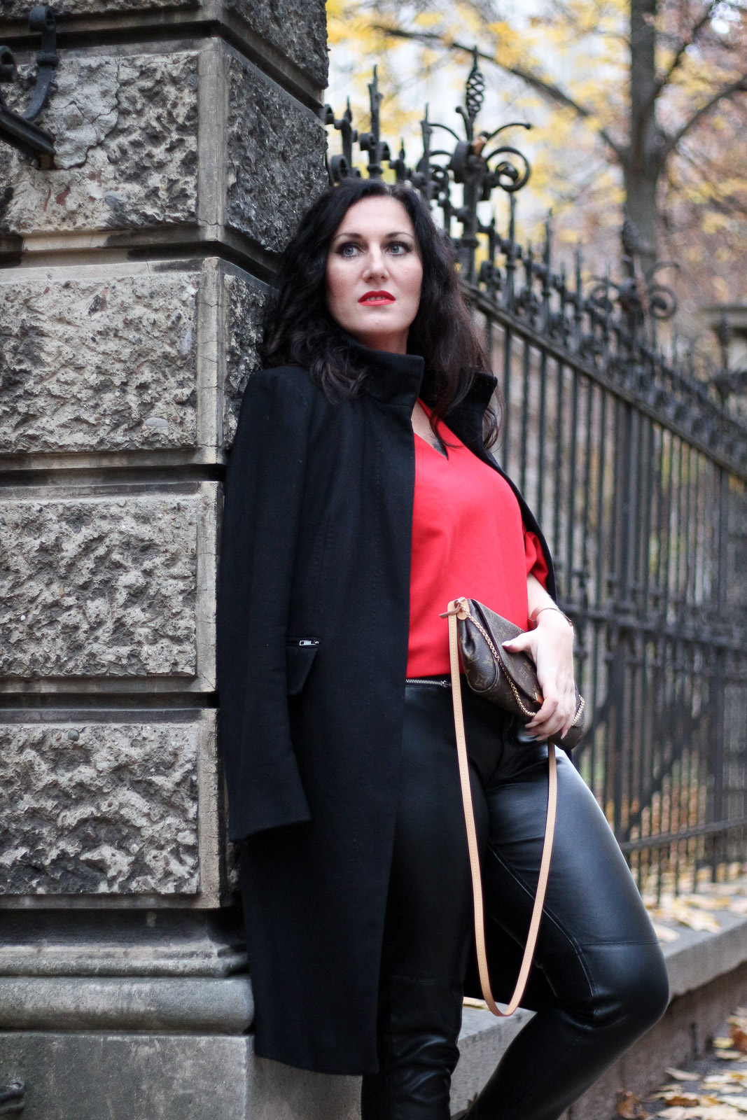 OUTFIT Lederhose mit roter Bluse und schwarzem Wollmantel - so kombiniere ich die Trendfarbe Rot im Herbst, Miss Classy, Grazer Fashion Blog, Lifestyle Blog, Bloggerin Graz, classy Fashion, schwarzer Wollmantel von Esprit, Lederhose, Favorite MM Clutch von Louis Vuitton, rote Bluse von H&M, Herbstmode, Trendfarbe rot, Stiefeletten, Lippenstift Lady Danger von MAC Cosmetics