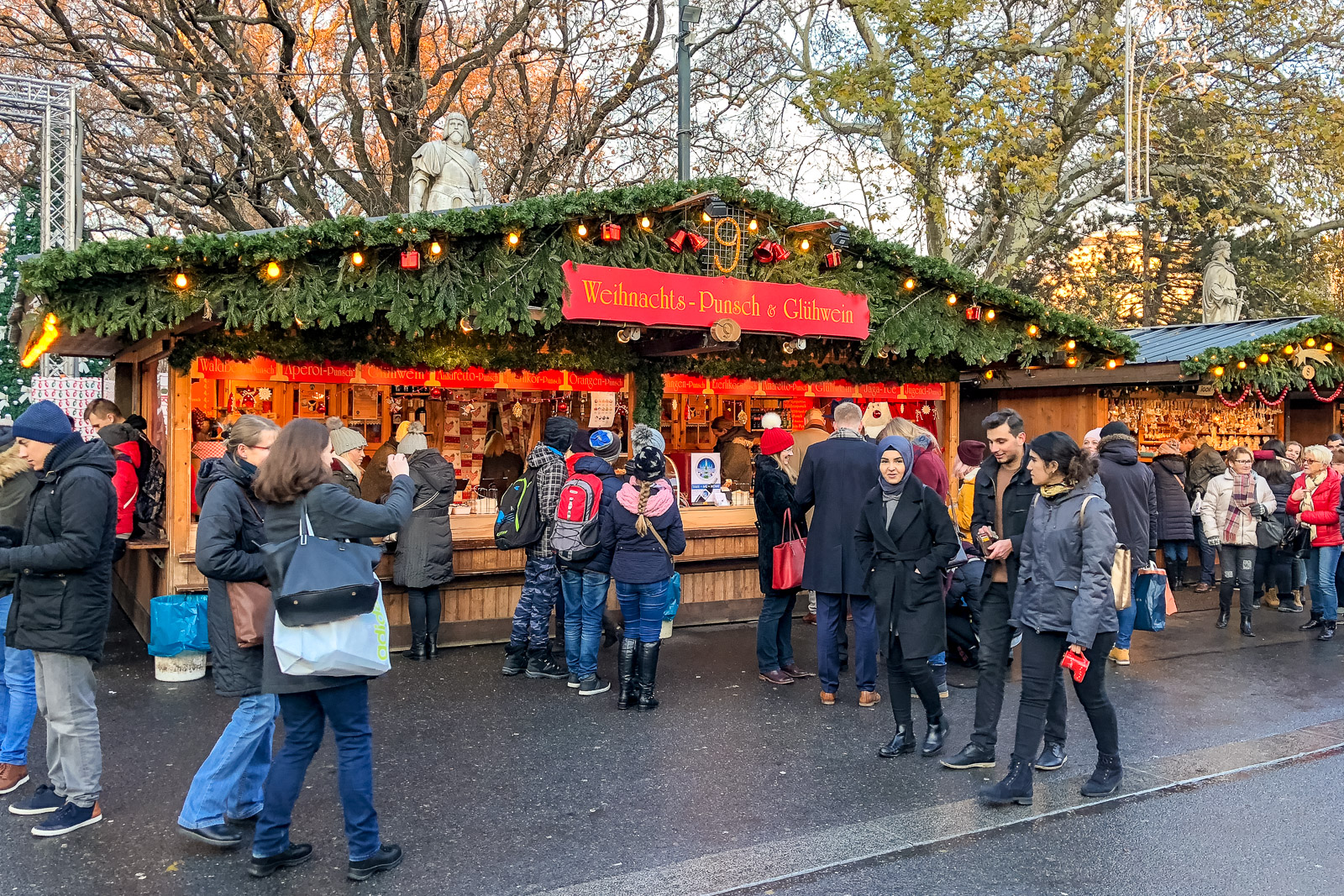 LIFESTYLE: Winter-Wonderland am Christkindlmarkt am Wiener Rathausplatz - Canon Austria Bloggerchallenge, Miss Classy, Lifestyle Blog Graz, classy, Canon Austria, Canon, Liveforthestory, Live for the Story, Christkindlmarkt, Weihnachtsmarkt, Wien, Rathausplatz, Canon EOS M6, Spiegellose Systemkameras von Canon, Wiener Fotoschule, EF 50mm f/1.8 STM, EF-M18-150mm f3.5-6.3 IS STM, Adapter für EF Objektive EF-EOS M