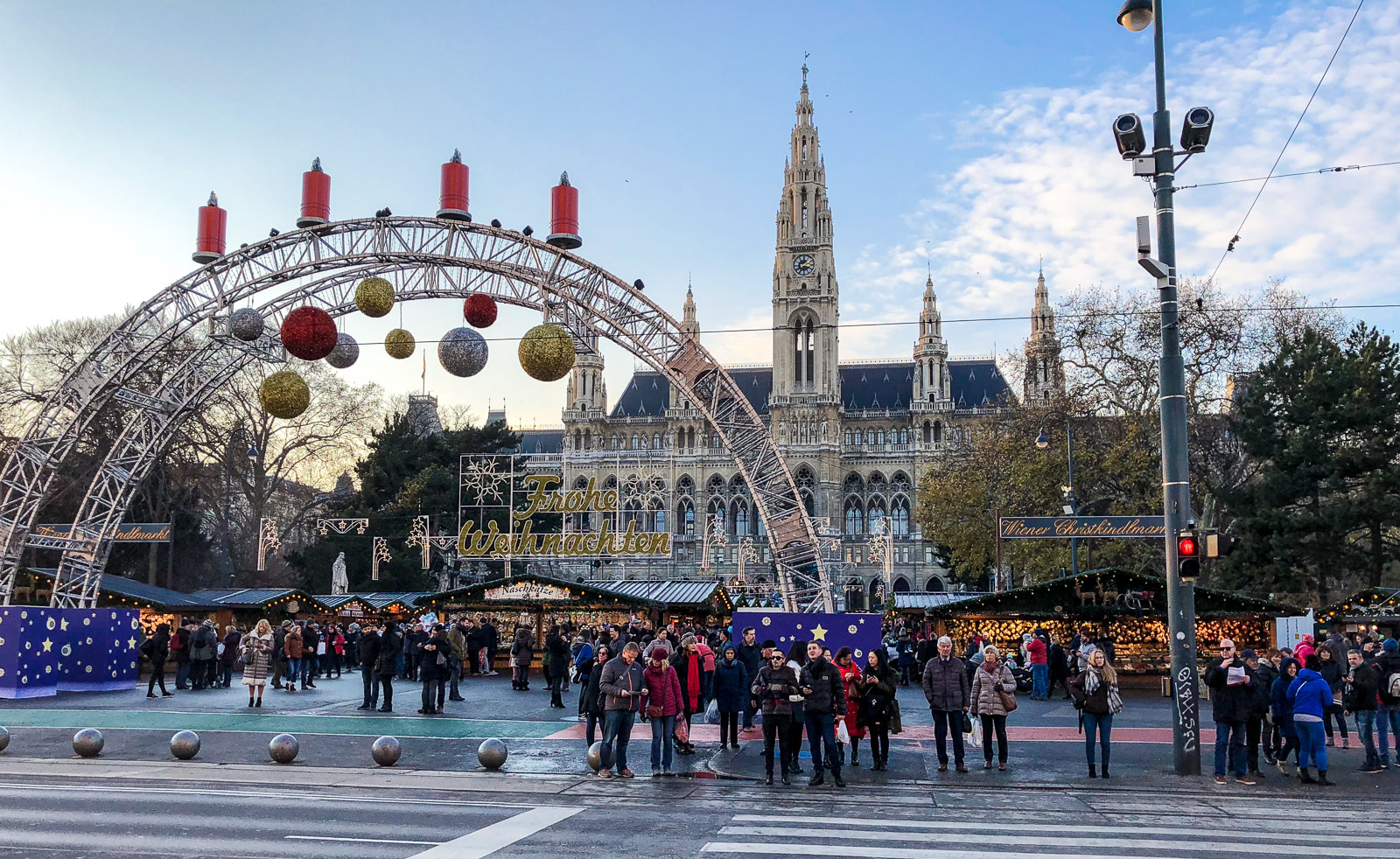 LIFESTYLE: Winter-Wonderland am Christkindlmarkt am Wiener Rathausplatz - Canon Austria Bloggerchallenge, Miss Classy, Lifestyle Blog Graz, classy, Canon Austria, Canon, Liveforthestory, Live for the Story, Christkindlmarkt, Weihnachtsmarkt, Wien, Rathausplatz, Canon EOS M6, Spiegellose Systemkameras von Canon, Wiener Fotoschule, EF 50mm f/1.8 STM, EF-M18-150mm f3.5-6.3 IS STM, Adapter für EF Objektive EF-EOS M