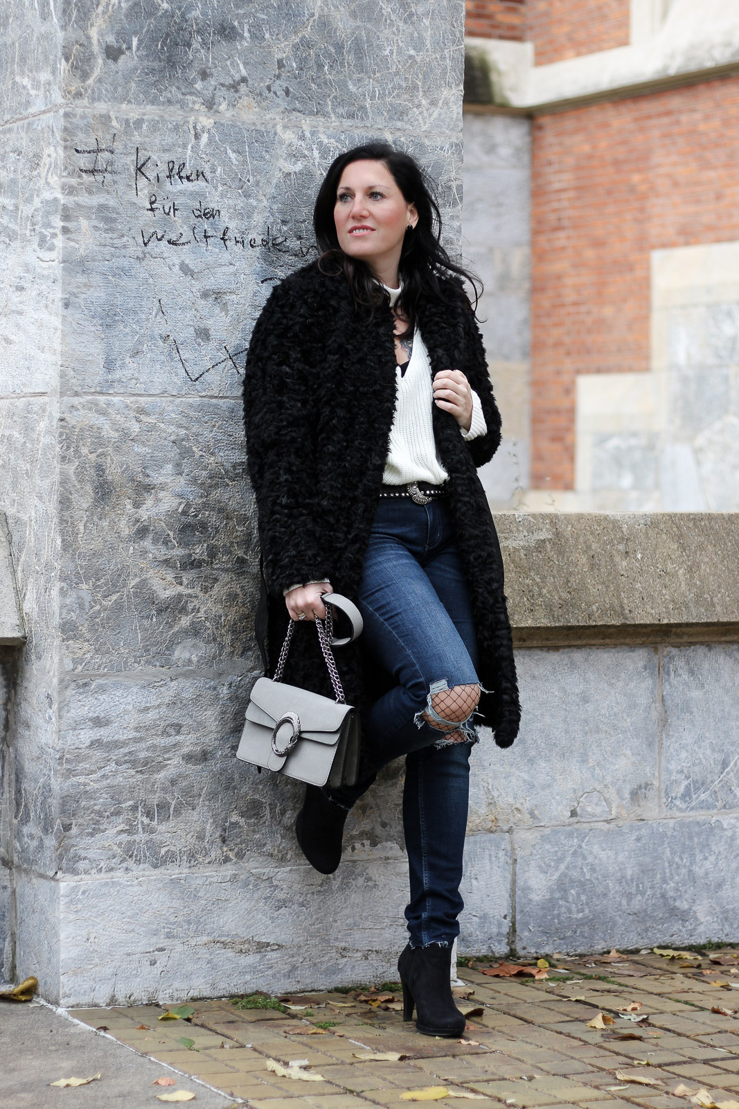 OUTFIT: Fake Fur Mantel mit Destroyed Jeans, Miss Classy, Grazer Fashion Blog, Lifestyle Blog, Bloggerin Graz, classy Fashion, Fake Fur Mantel von H&M, Destroyed Jeans von Tom Tailor, weißer Wollpullover, Handtasche von Sassy Classy, Wintermode, Stiefeletten