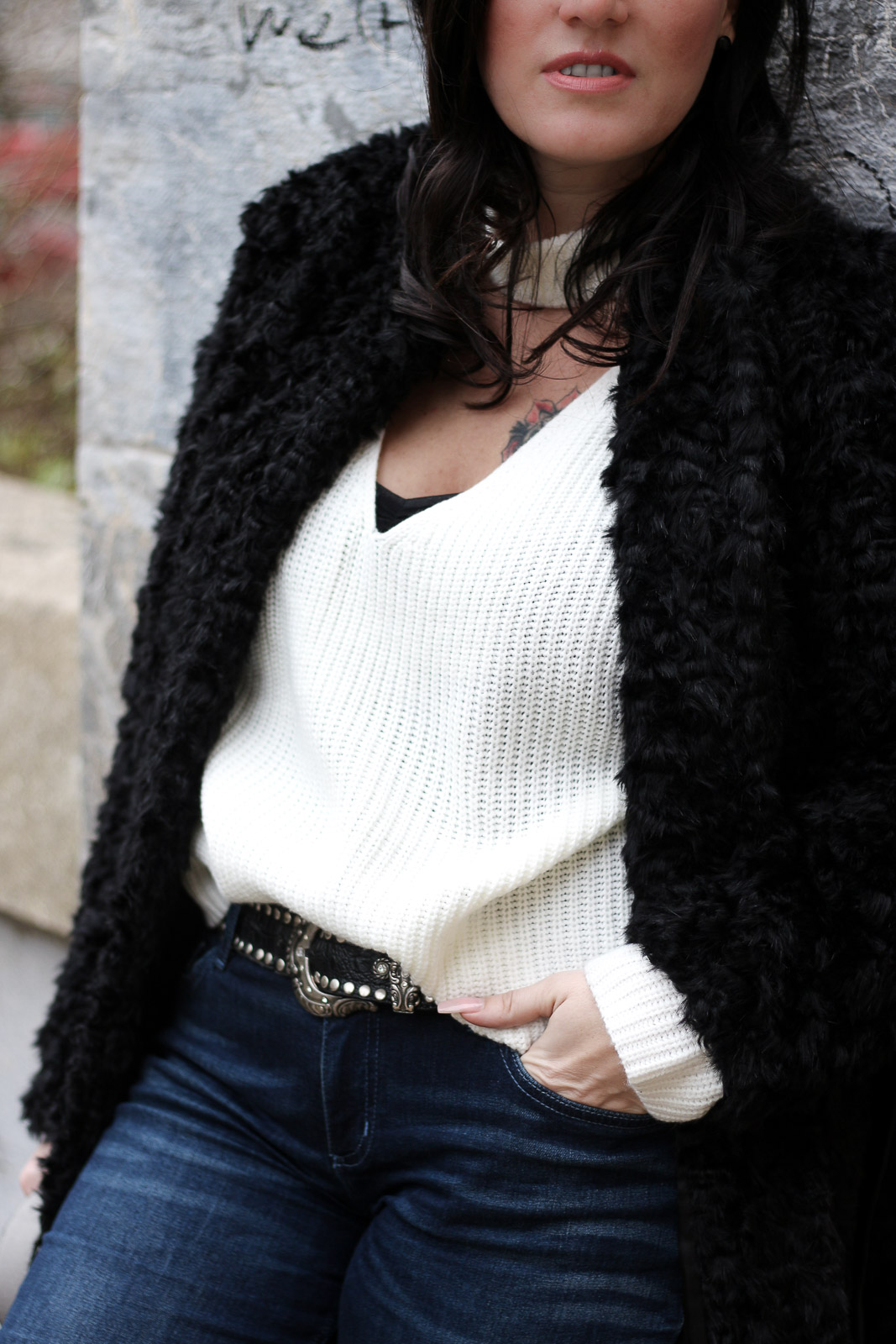 OUTFIT: Fake Fur Mantel mit Destroyed Jeans, Miss Classy, Grazer Fashion Blog, Lifestyle Blog, Bloggerin Graz, classy Fashion, Fake Fur Mantel von H&M, Destroyed Jeans von Tom Tailor, weißer Wollpullover, Handtasche von Sassy Classy, Wintermode, Stiefeletten