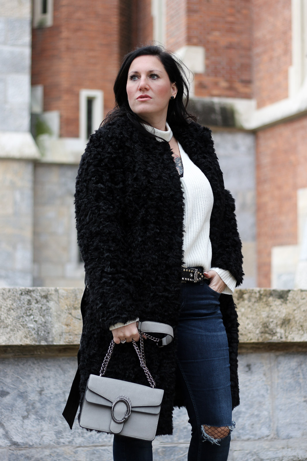 OUTFIT: Fake Fur Mantel mit Destroyed Jeans, Miss Classy, Grazer Fashion Blog, Lifestyle Blog, Bloggerin Graz, classy Fashion, Fake Fur Mantel von H&M, Destroyed Jeans von Tom Tailor, weißer Wollpullover, Handtasche von Sassy Classy, Wintermode, Stiefeletten