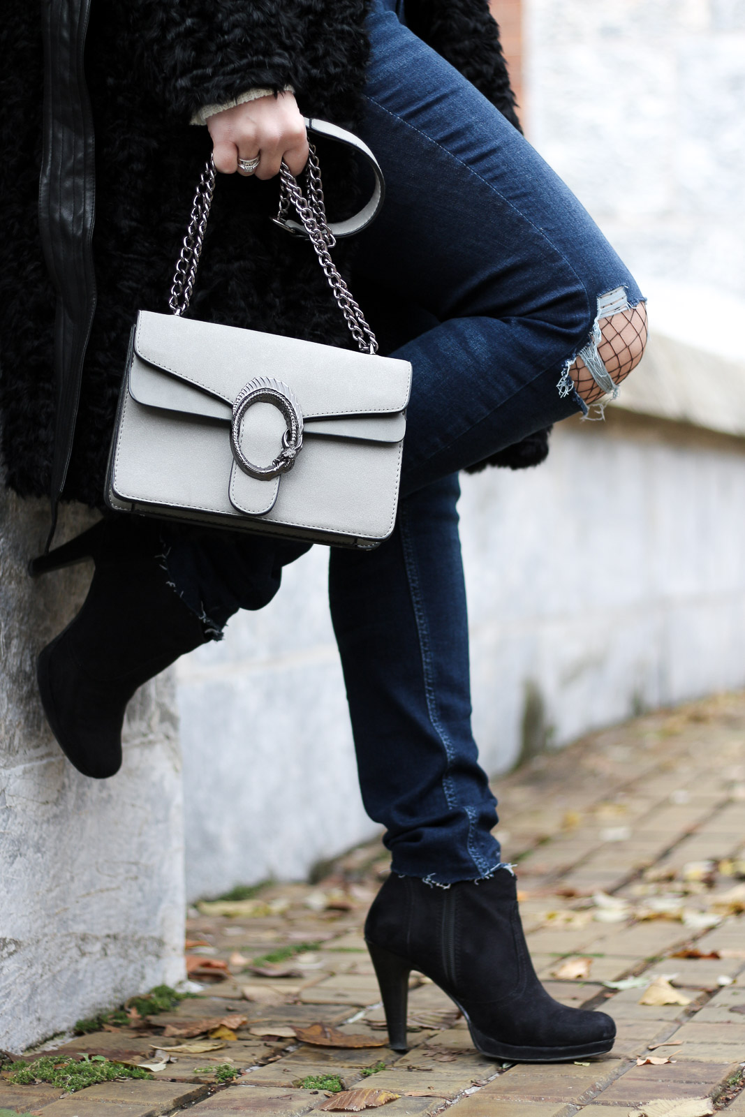 OUTFIT: Fake Fur Mantel mit Destroyed Jeans, Miss Classy, Grazer Fashion Blog, Lifestyle Blog, Bloggerin Graz, classy Fashion, Fake Fur Mantel von H&M, Destroyed Jeans von Tom Tailor, weißer Wollpullover, Handtasche von Sassy Classy, Wintermode, Stiefeletten