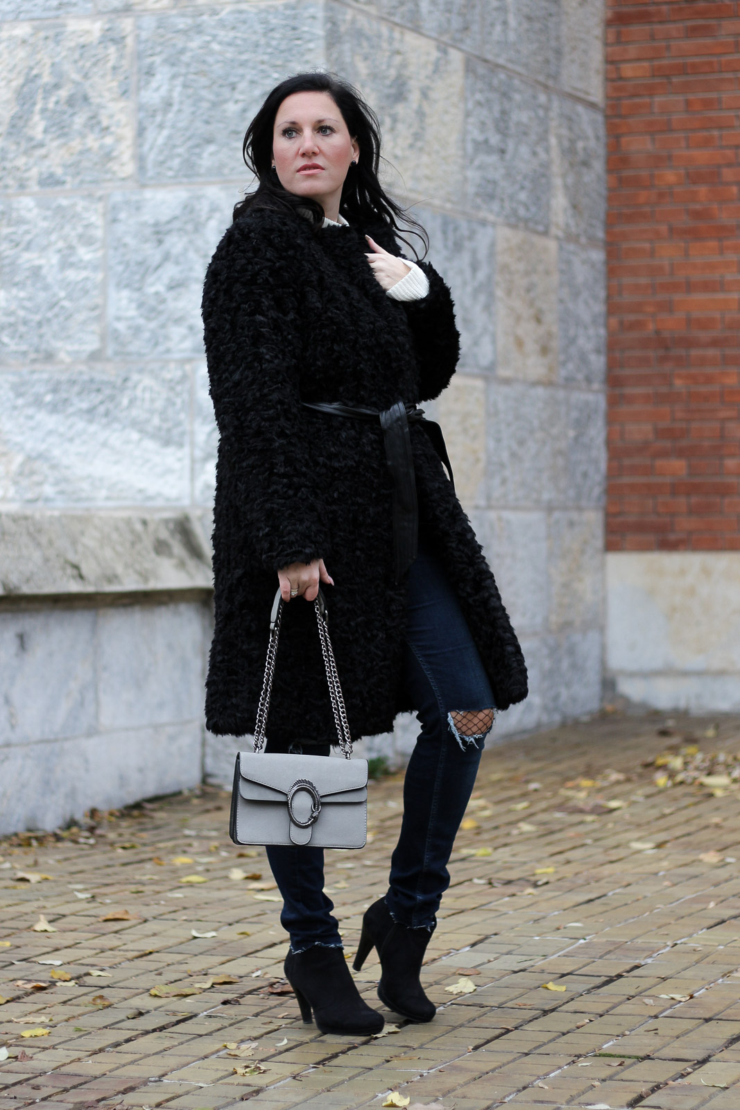 OUTFIT: Fake Fur Mantel mit Destroyed Jeans, Miss Classy, Grazer Fashion Blog, Lifestyle Blog, Bloggerin Graz, classy Fashion, Fake Fur Mantel von H&M, Destroyed Jeans von Tom Tailor, weißer Wollpullover, Handtasche von Sassy Classy, Wintermode, Stiefeletten