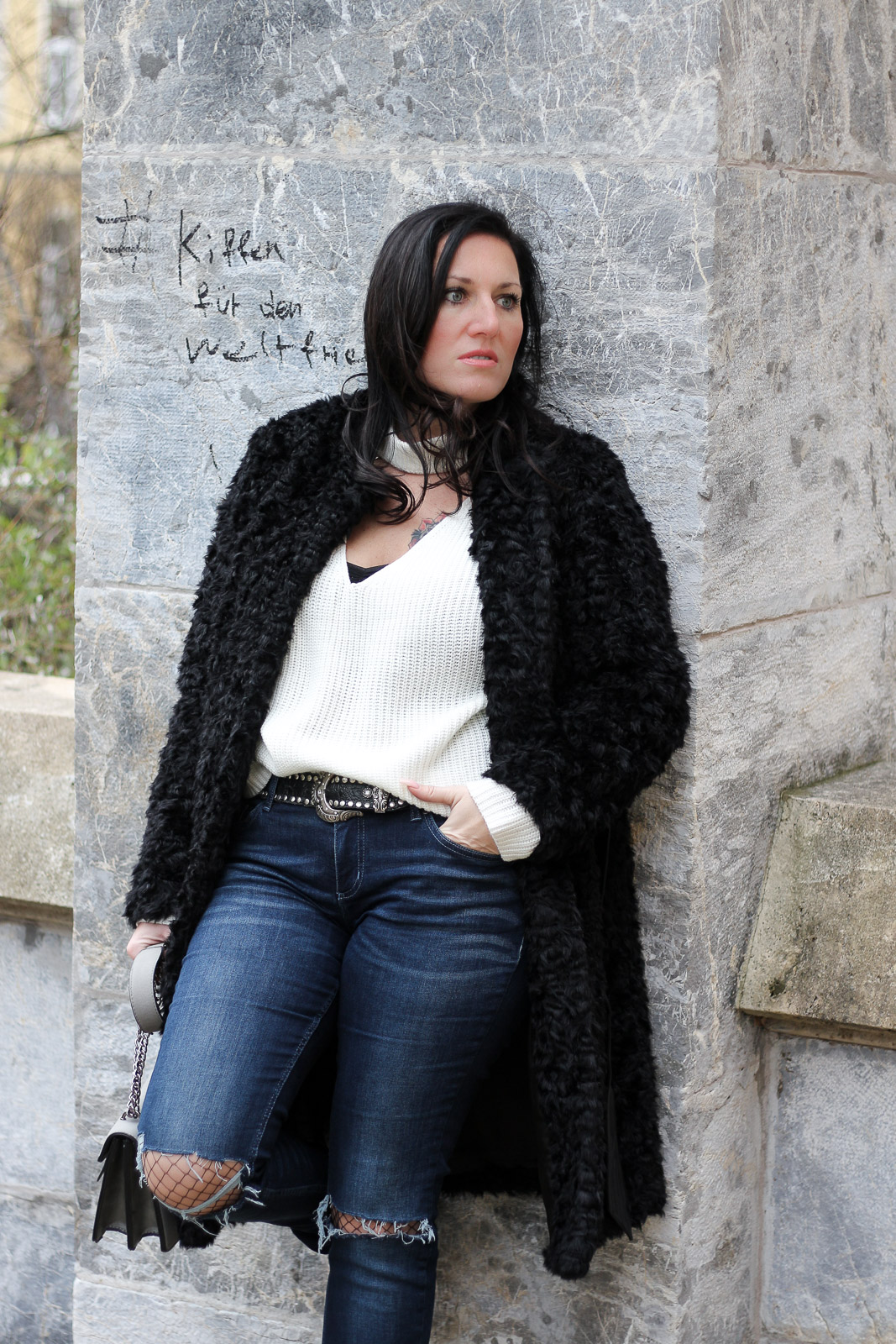 OUTFIT: Fake Fur Mantel mit Destroyed Jeans, Miss Classy, Grazer Fashion Blog, Lifestyle Blog, Bloggerin Graz, classy Fashion, Fake Fur Mantel von H&M, Destroyed Jeans von Tom Tailor, weißer Wollpullover, Handtasche von Sassy Classy, Wintermode, Stiefeletten