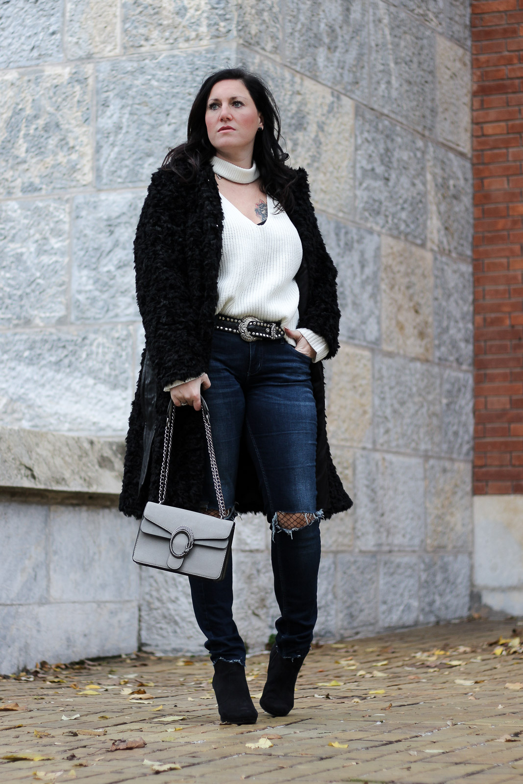 OUTFIT: Fake Fur Mantel mit Destroyed Jeans, Miss Classy, Grazer Fashion Blog, Lifestyle Blog, Bloggerin Graz, classy Fashion, Fake Fur Mantel von H&M, Destroyed Jeans von Tom Tailor, weißer Wollpullover, Handtasche von Sassy Classy, Wintermode, Stiefeletten