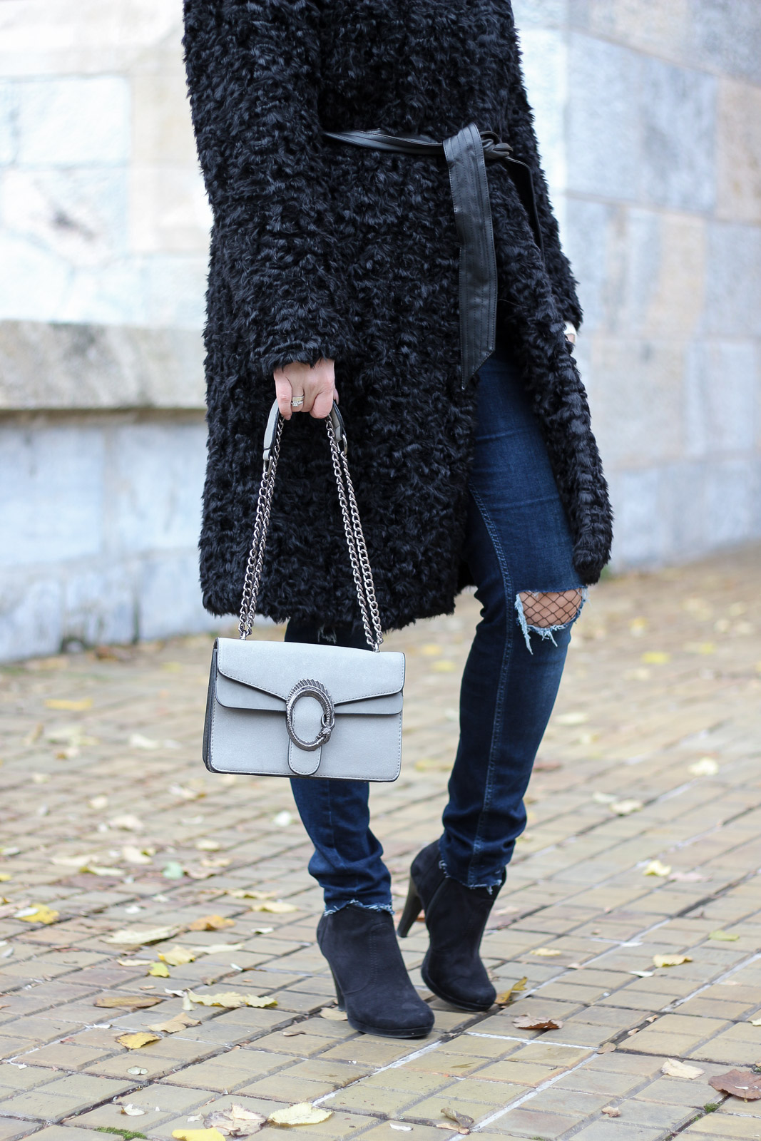 OUTFIT: Fake Fur Mantel mit Destroyed Jeans, Miss Classy, Grazer Fashion Blog, Lifestyle Blog, Bloggerin Graz, classy Fashion, Fake Fur Mantel von H&M, Destroyed Jeans von Tom Tailor, weißer Wollpullover, Handtasche von Sassy Classy, Wintermode, Stiefeletten