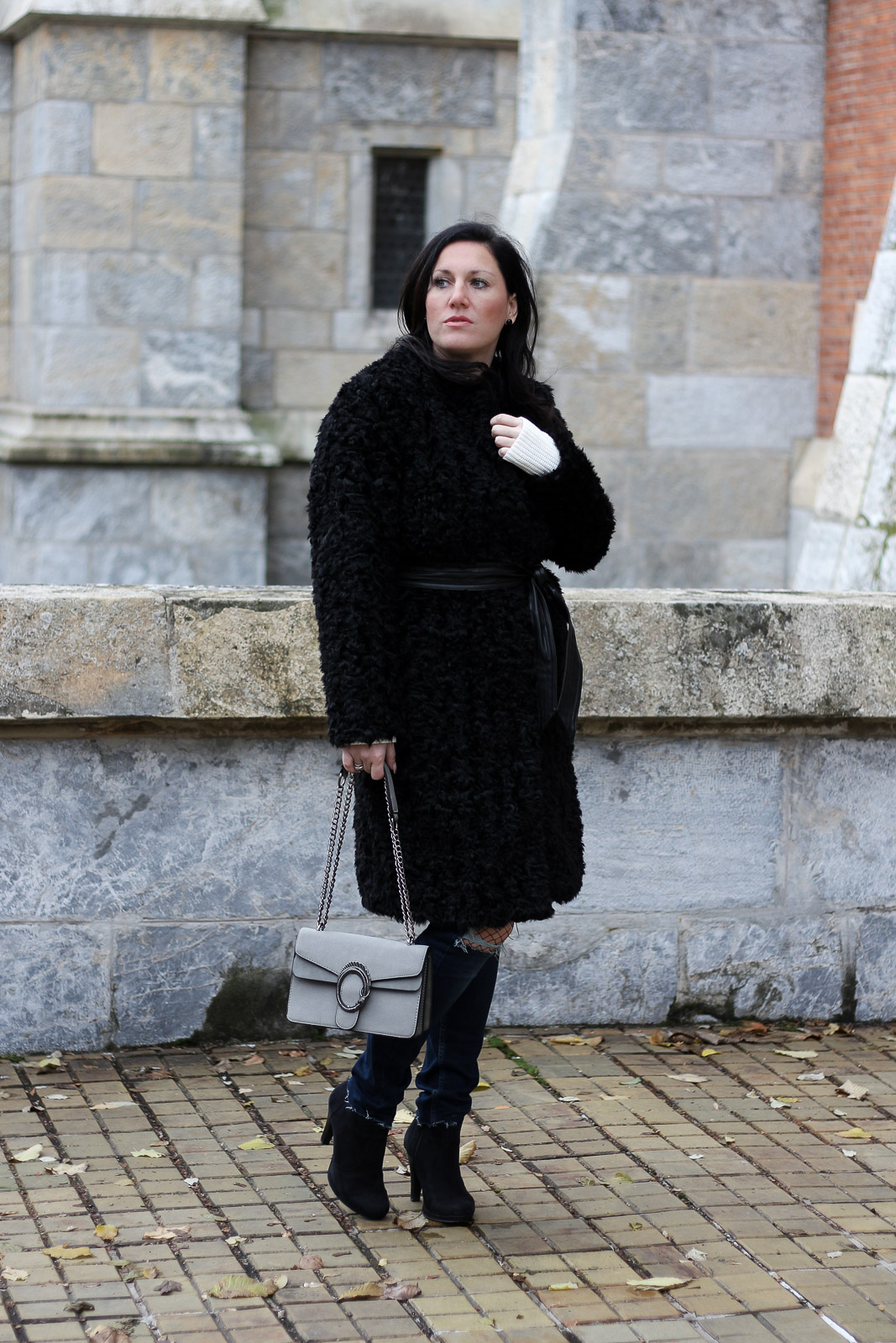 OUTFIT: Fake Fur Mantel mit Destroyed Jeans, Miss Classy, Grazer Fashion Blog, Lifestyle Blog, Bloggerin Graz, classy Fashion, Fake Fur Mantel von H&M, Destroyed Jeans von Tom Tailor, weißer Wollpullover, Handtasche von Sassy Classy, Wintermode, Stiefeletten