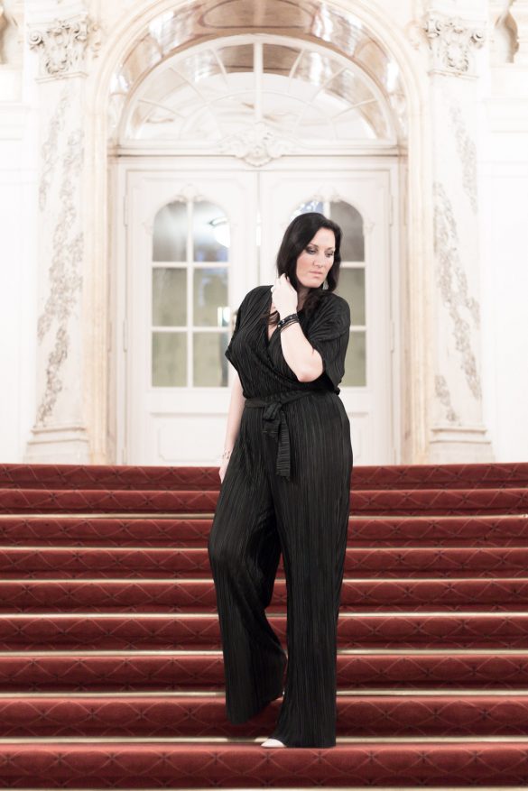 OUTFIT Gla­mou­röser Silvester Look in der Grazer Oper - 4Stylez4U, Miss Classy, Grazer Fashion Blog, Lifestyle Blog, Bloggerin Graz, classy Fashion, Glamouröser Overall von H&M, Classy Jumpsuit, Pumps, High Heels, Oper Graz, Grazer Oper, Glamour, Schmuck von Swarovski