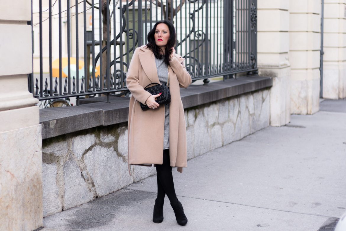 Glencheck Kleid mit Camel Coat - so style ich mein Kleid im Winter, Fashion Blog, Mode Blog, Bloggerin Graz, Grazer Fashion Blog, classy Fashion, Miss Classy, Camel Coat, kariertes Kleid, schwarze Strumpfhose, Stiefeletten, Handtasche von Michael Kors, Taillengürtel aus Leder
