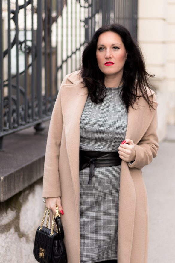 Glencheck Kleid mit Camel Coat - so style ich mein Kleid im Winter, Fashion Blog, Mode Blog, Bloggerin Graz, Grazer Fashion Blog, classy Fashion, Miss Classy, Camel Coat, kariertes Kleid, schwarze Strumpfhose, Stiefeletten, Handtasche von Michael Kors, Taillengürtel aus Leder