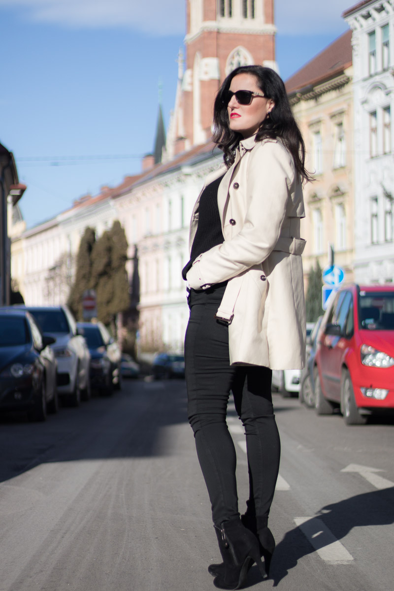 Layering mit Streifenbluse, Strickpullover und Trenchcoat, Fashion Blog, Mode Blog, Bloggerin Graz, Grazer Fashion Blog, classy Fashion, Miss Classy, Trenchcoat, Streifenbluse, Strickpullover, Stiefeletten, Handtasche von Michael Kors, Sonnenbrille von Burberry, Layering Look, Zwiebellook