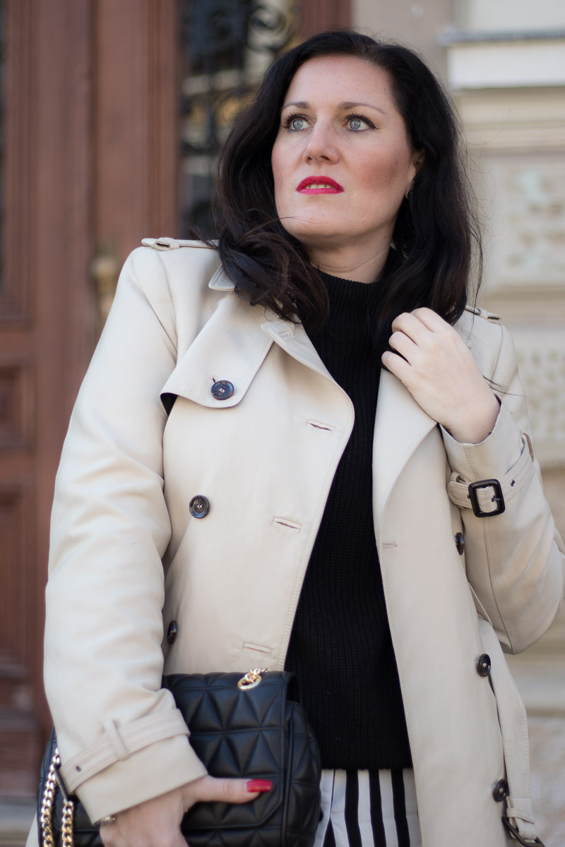 Layering mit Streifenbluse, Strickpullover und Trenchcoat, Fashion Blog, Mode Blog, Bloggerin Graz, Grazer Fashion Blog, classy Fashion, Miss Classy, Trenchcoat, Streifenbluse, Strickpullover, Stiefeletten, Handtasche von Michael Kors, Sonnenbrille von Burberry, Layering Look, Zwiebellook