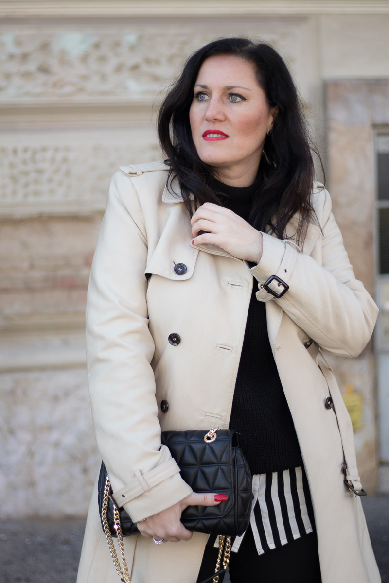 Layering mit Streifenbluse, Strickpullover und Trenchcoat, Fashion Blog, Mode Blog, Bloggerin Graz, Grazer Fashion Blog, classy Fashion, Miss Classy, Trenchcoat, Streifenbluse, Strickpullover, Stiefeletten, Handtasche von Michael Kors, Sonnenbrille von Burberry, Layering Look, Zwiebellook