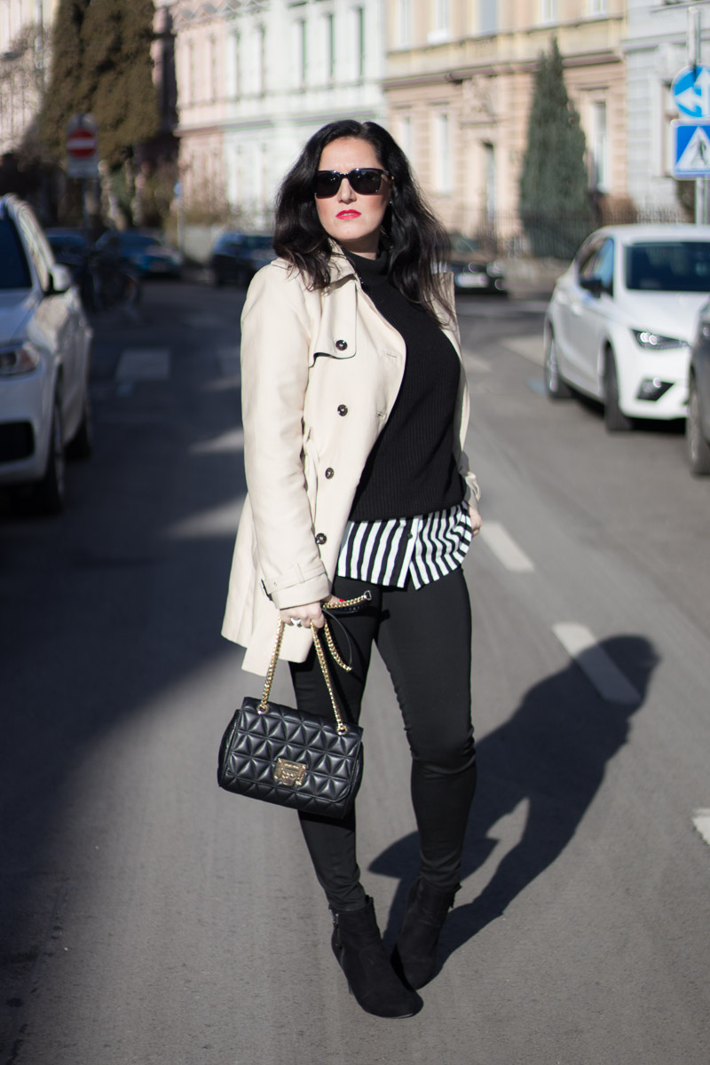 Layering mit Streifenbluse, Strickpullover und Trenchcoat, Fashion Blog, Mode Blog, Bloggerin Graz, Grazer Fashion Blog, classy Fashion, Miss Classy, Trenchcoat, Streifenbluse, Strickpullover, Stiefeletten, Handtasche von Michael Kors, Sonnenbrille von Burberry, Layering Look, Zwiebellook