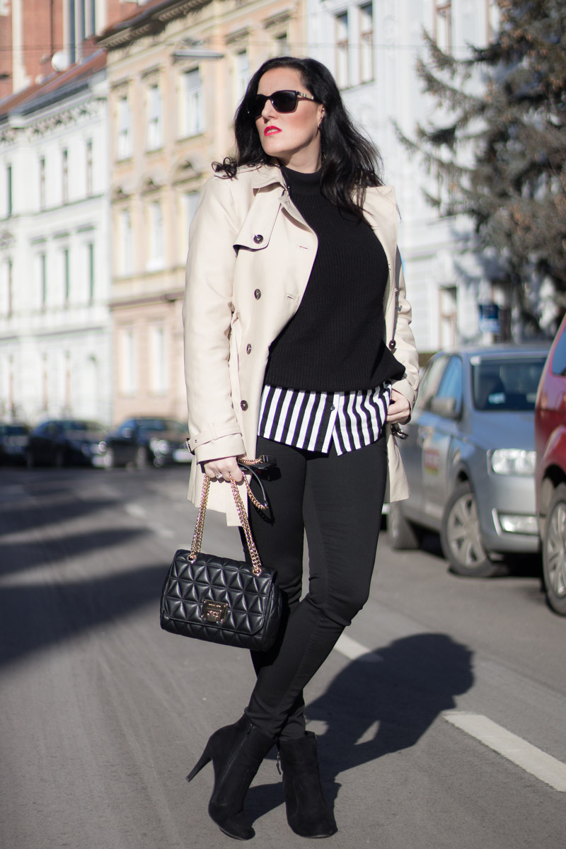 Layering mit Streifenbluse, Strickpullover und Trenchcoat, Fashion Blog, Mode Blog, Bloggerin Graz, Grazer Fashion Blog, classy Fashion, Miss Classy, Trenchcoat, Streifenbluse, Strickpullover, Stiefeletten, Handtasche von Michael Kors, Sonnenbrille von Burberry, Layering Look, Zwiebellook