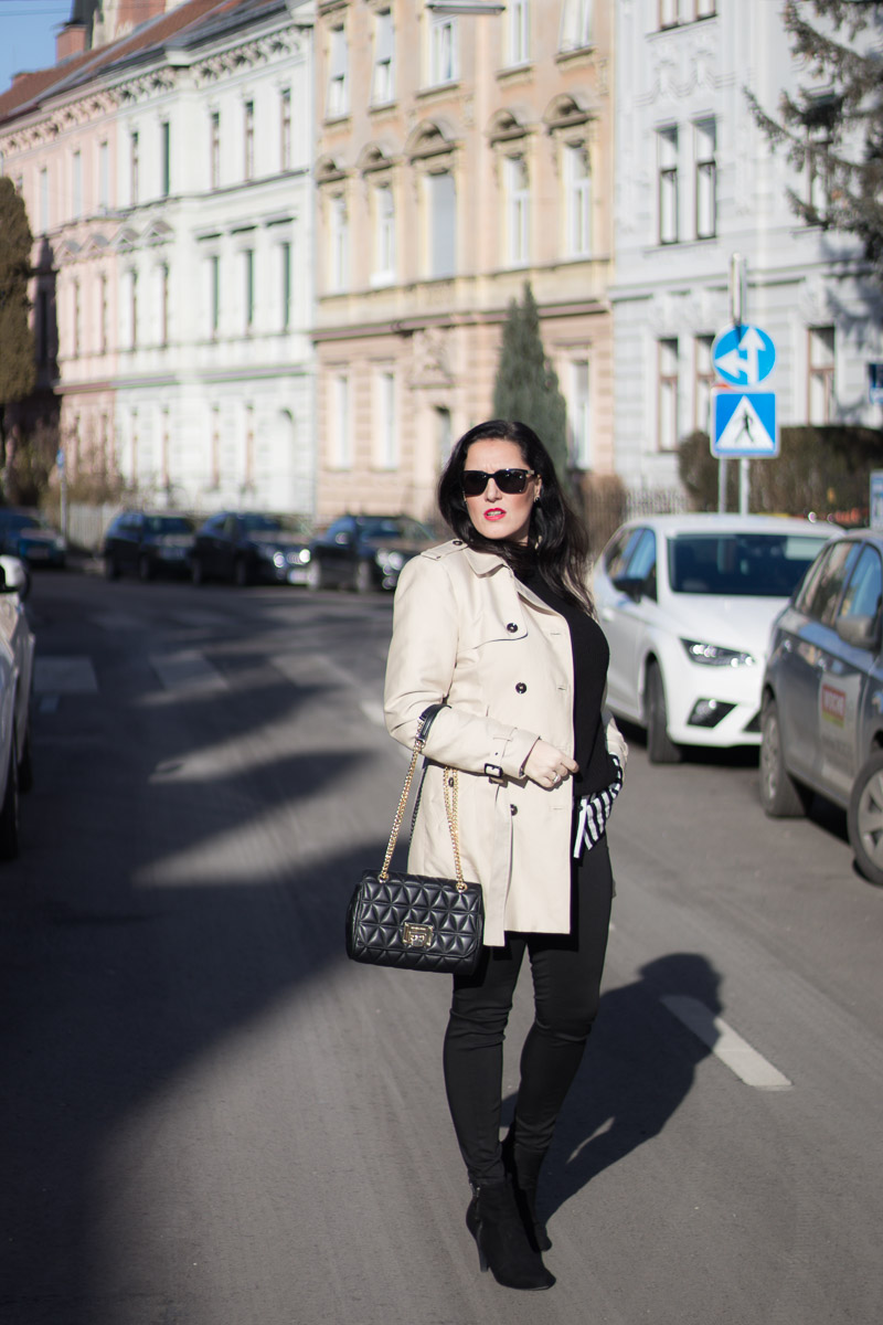 Layering mit Streifenbluse, Strickpullover und Trenchcoat, Fashion Blog, Mode Blog, Bloggerin Graz, Grazer Fashion Blog, classy Fashion, Miss Classy, Trenchcoat, Streifenbluse, Strickpullover, Stiefeletten, Handtasche von Michael Kors, Sonnenbrille von Burberry, Layering Look, Zwiebellook