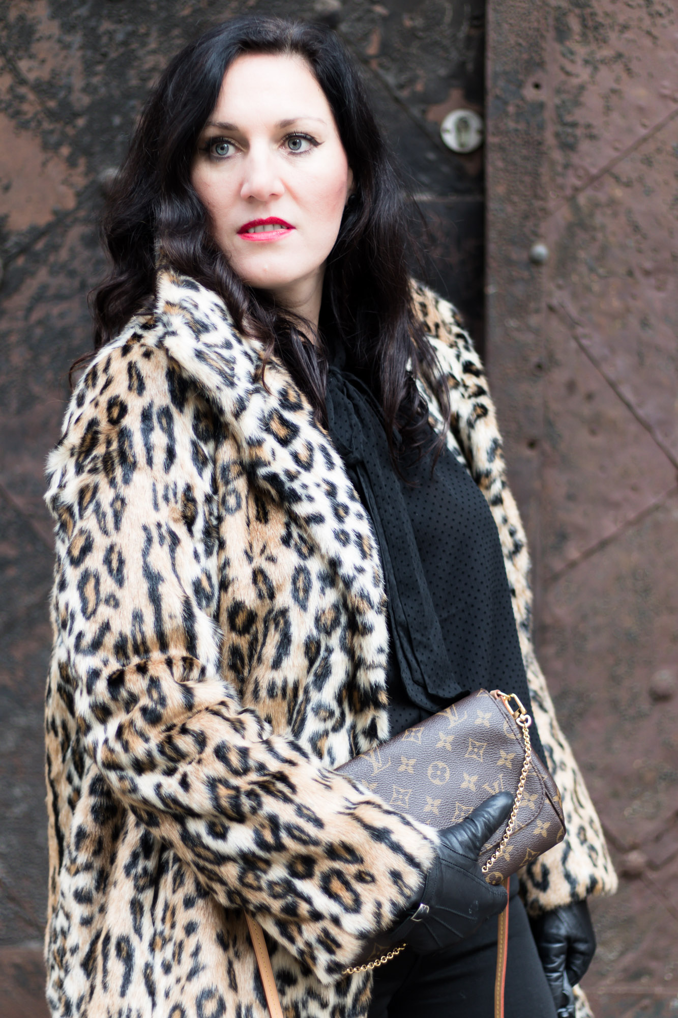 OUTFIT Fake Fur Mantel mit Leopardenmuster und schwarzer Skinny Jeans, Miss Classy, Grazer Fashion Blog, Lifestyle Blog, Bloggerin Graz, classy Fashion, Faux Fur Mantel, Leopardenprint, Fake Fur, Chihuahua, Hund, Lederhandschuhe, Favorite Clutch von Louis Vuitton, schwarze Bluse, Stiefeletten