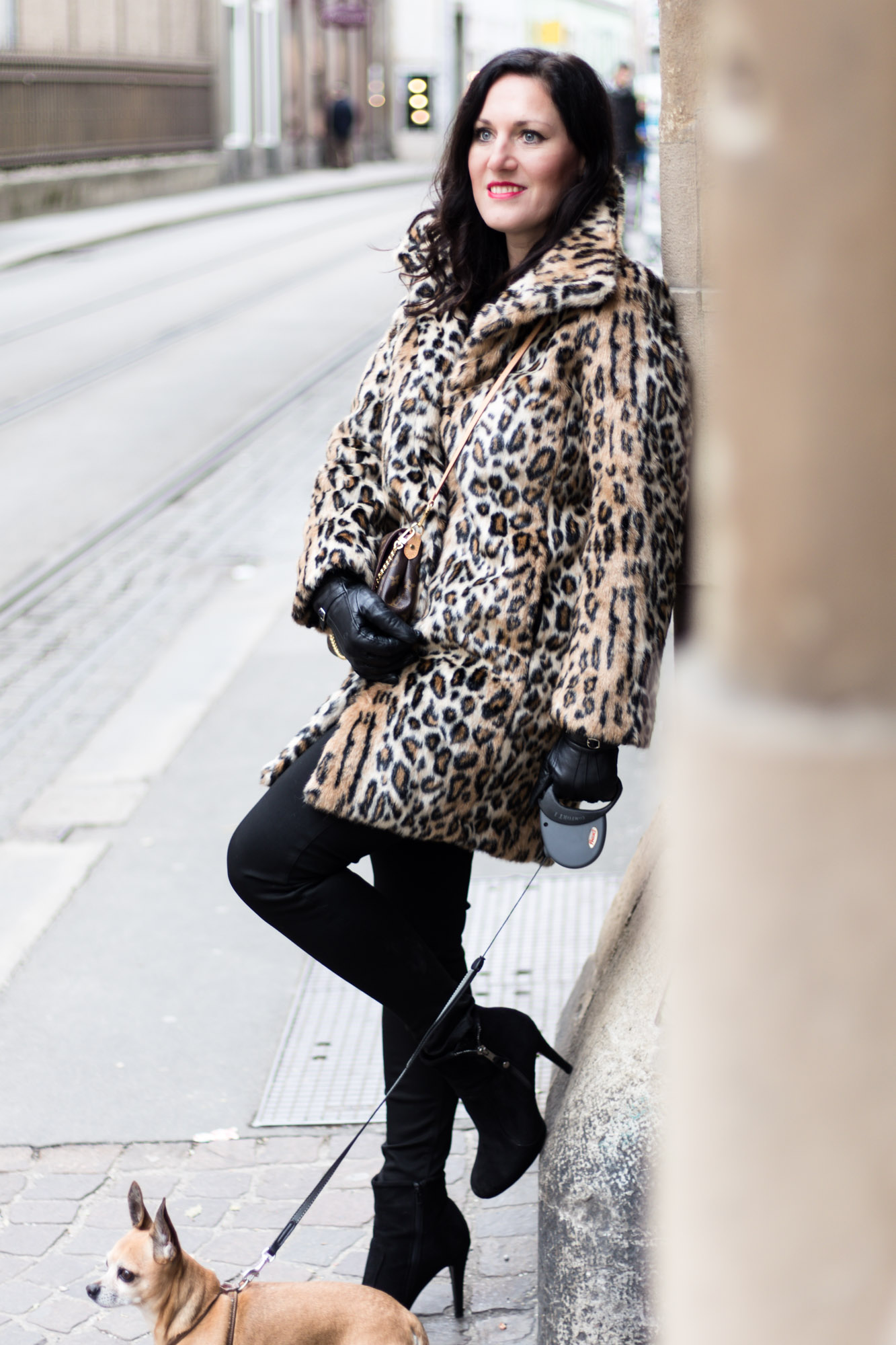 OUTFIT Fake Fur Mantel mit Leopardenmuster und schwarzer Skinny Jeans, Miss Classy, Grazer Fashion Blog, Lifestyle Blog, Bloggerin Graz, classy Fashion, Faux Fur Mantel, Leopardenprint, Fake Fur, Chihuahua, Hund, Lederhandschuhe, Favorite Clutch von Louis Vuitton, schwarze Bluse, Stiefeletten