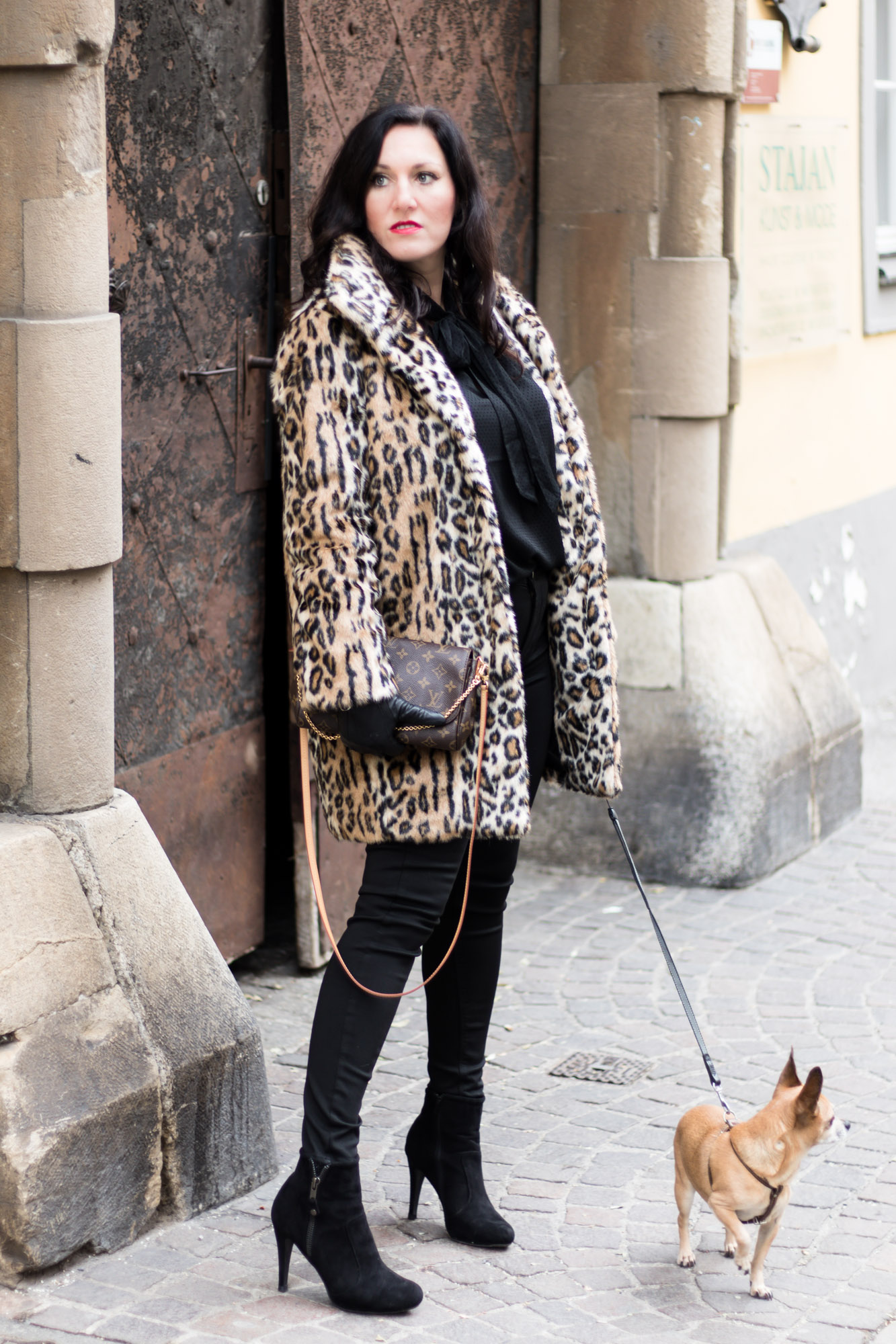 OUTFIT Fake Fur Mantel mit Leopardenmuster und schwarzer Skinny Jeans, Miss Classy, Grazer Fashion Blog, Lifestyle Blog, Bloggerin Graz, classy Fashion, Faux Fur Mantel, Leopardenprint, Fake Fur, Chihuahua, Hund, Lederhandschuhe, Favorite Clutch von Louis Vuitton, schwarze Bluse, Stiefeletten